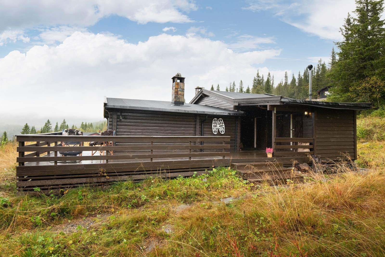 Hytta har en solrik, sydvestvendt terrasse hvor det også er overbygget inngangsparti og flere boder. Galleribilde
