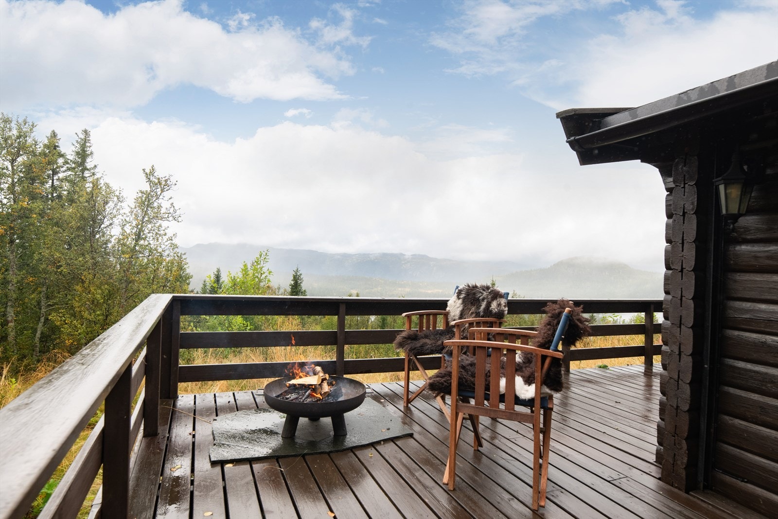 Hytta ligger idyllisk til på en nydelig utsiktstomt med fantastisk utsikt utover mot Måsafjell og Gaustaknea m.m. Galleribilde