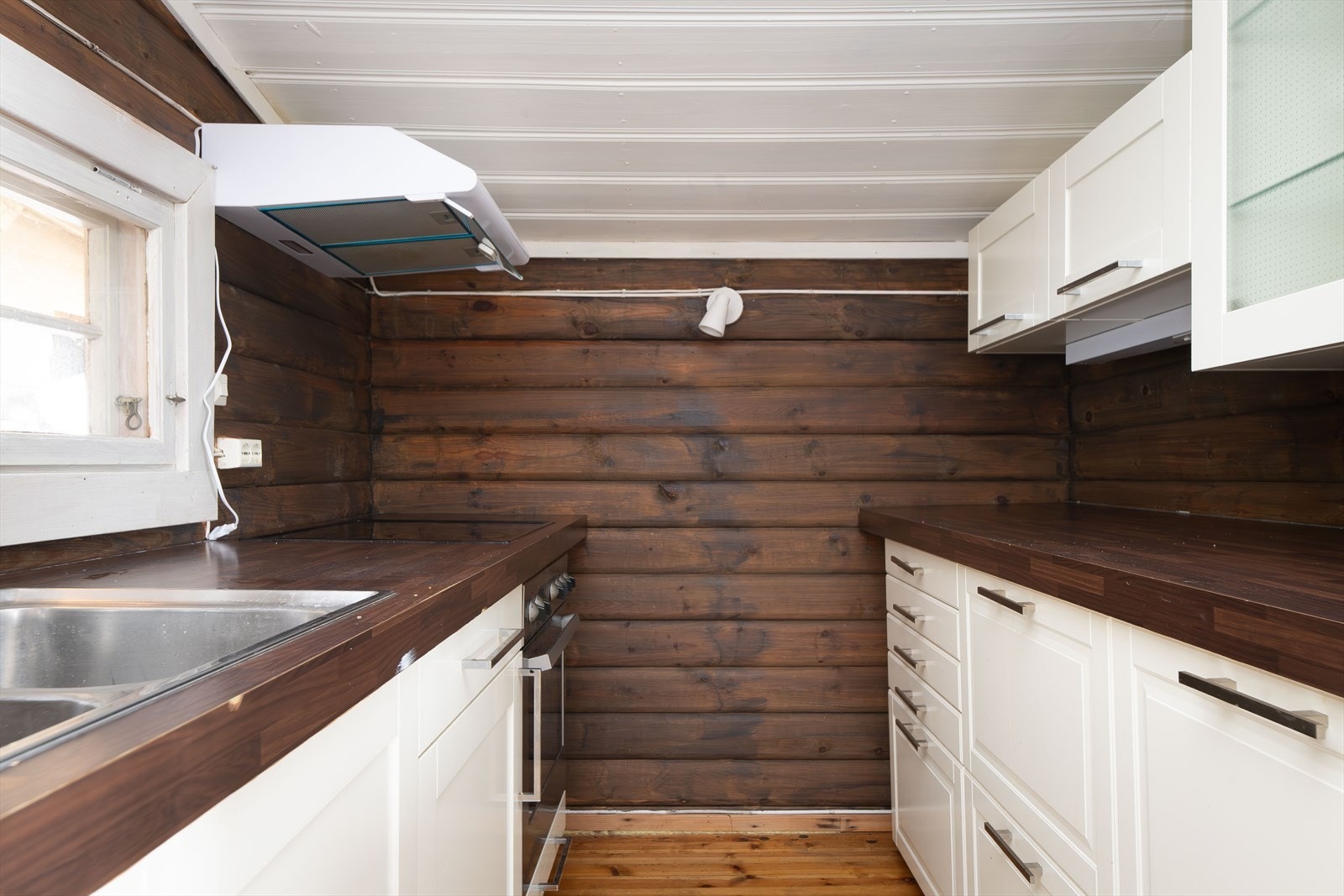 Kjøkkenet har integrert oppvaskmaskin, koketopp og stekeovn, og det er avsatt plass til frittstående kjøl/fryseskap. Laminert benkeplate med gode arbeidsflater og lite vindu som gir godt arbeidslys til benken. Galleribilde