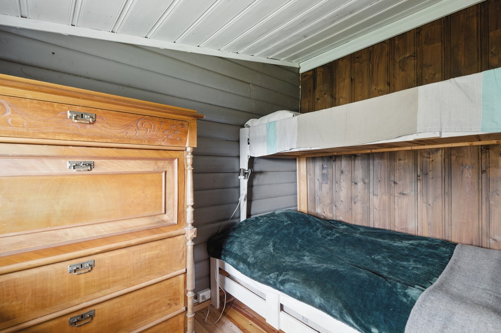 På et av soverommene er det dobbeltseng, mens de to andre er innredet med familiekøyer. Over to av soverommene er det etablert en liten hems. Galleribilde