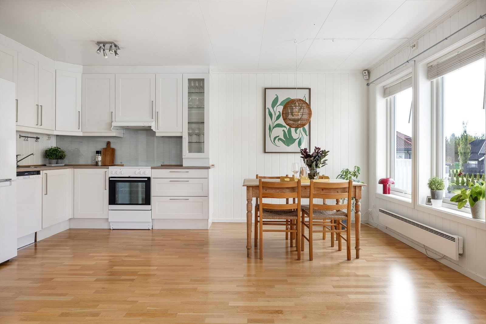 Kjøkkenet ligger i en fin og sosial åpen løsning med stuen. Galleribilde