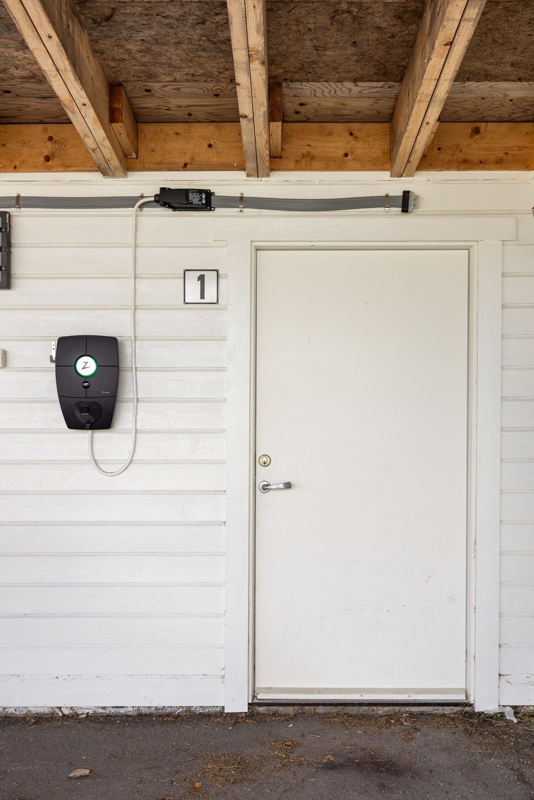 Kostnader til etablering av ladepunkt, vedlikehold og strøm dekkes av den enkelte seksjonseier. Strøm betales etter målt forbruk der måler er installert, eller ved et beløp fastsatt av styret dersom det ikke er egen måler. Galleribilde