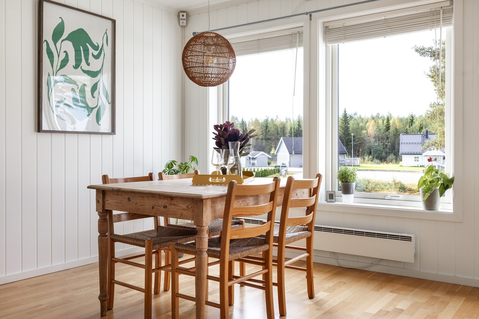 Alle vinduene i leiligheten har fine brede vinduskarmer som er perfekte for planter og dekor. Galleribilde