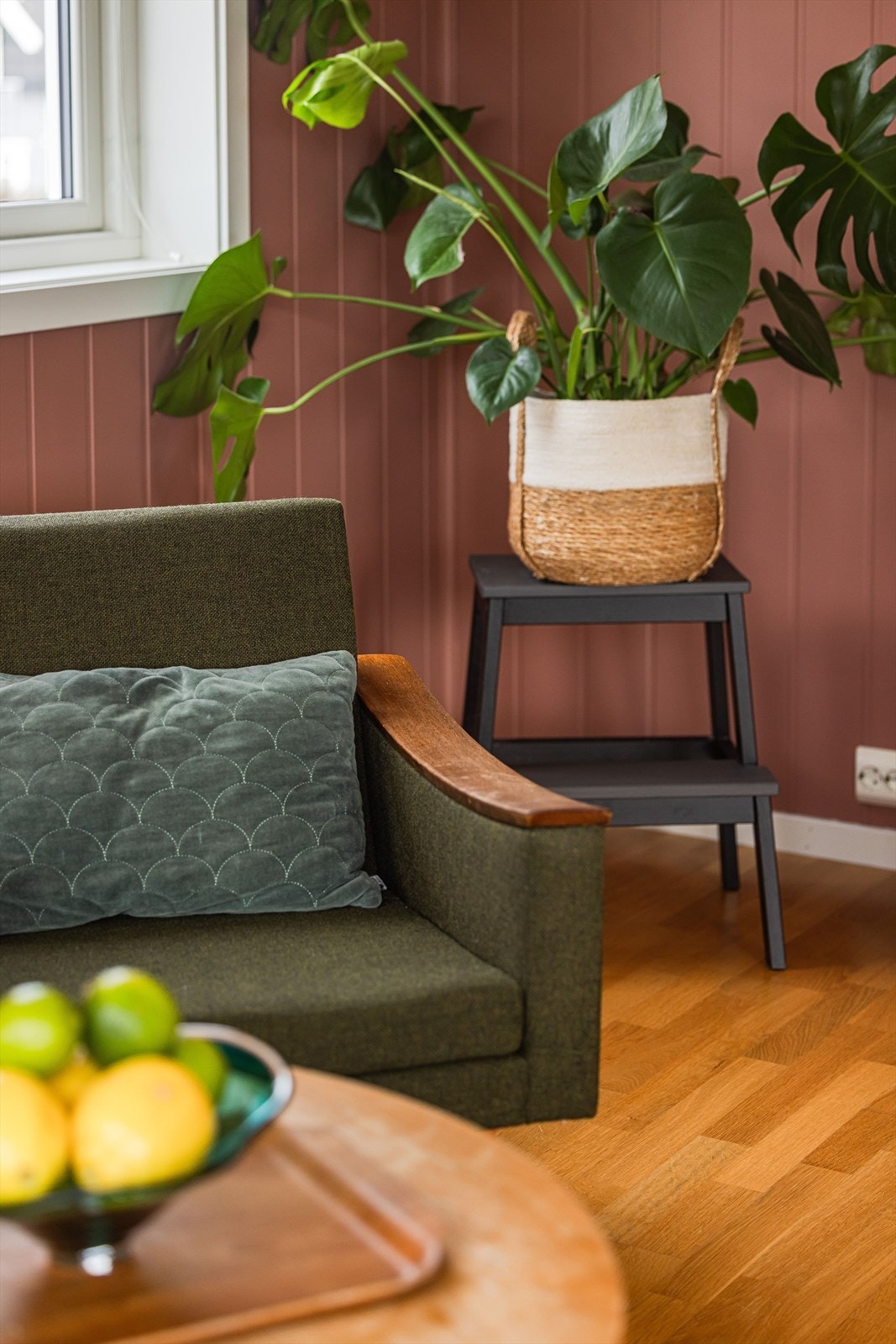 To av veggene i stuen er malt i en innbydende farge som gir en lun og god atmosfære. Galleribilde