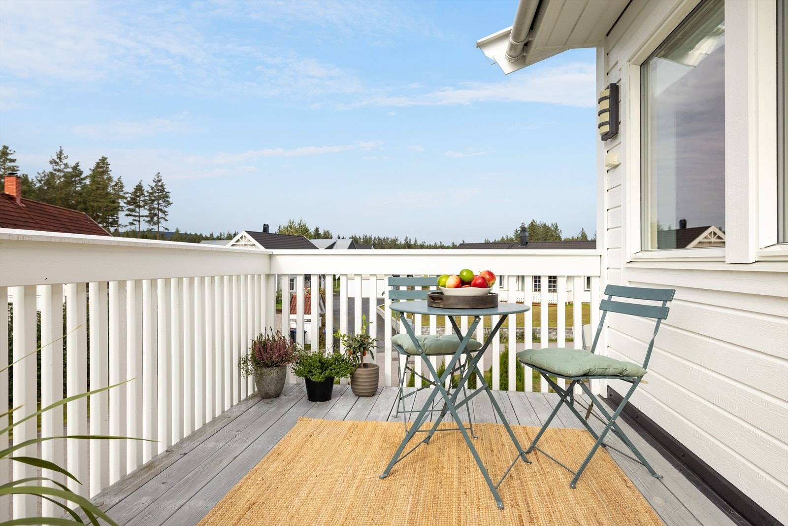 Balkongen har terrassebord på gulv og god plass til sittegruppe etter eget ønske og behov. Det er også montert utebelysning og utvendig stikkontakt på vegg. Galleribilde