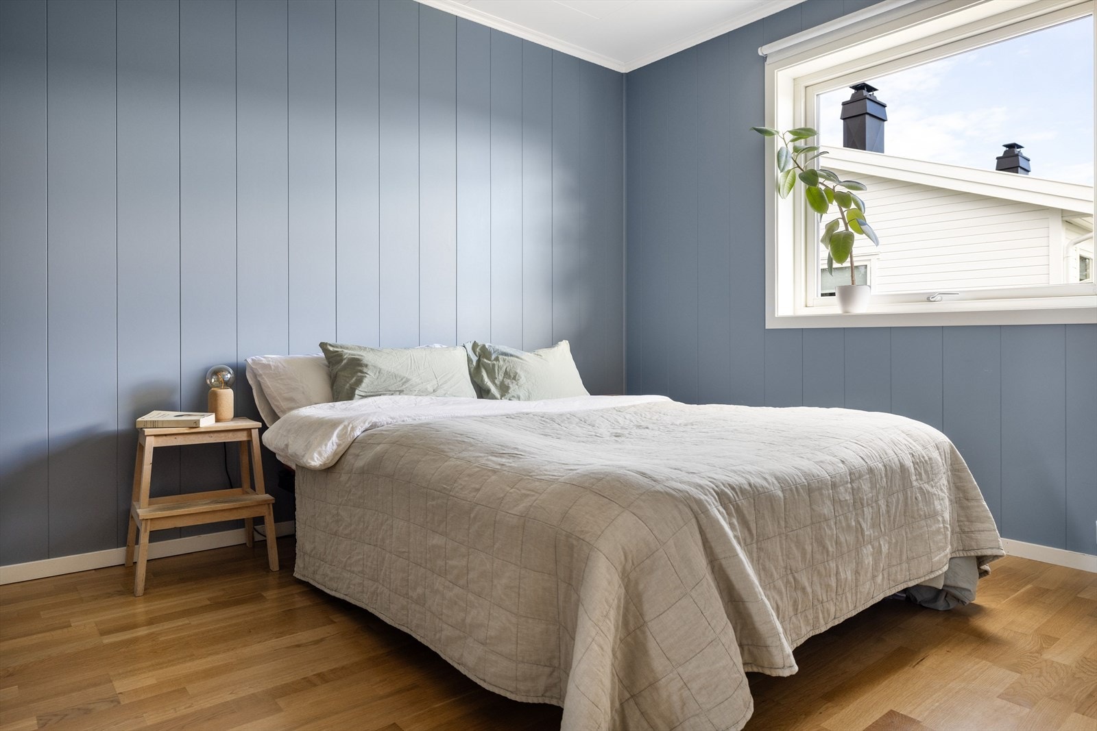 Hovedsoverommet er et lyst og innbydende rom som er malt i en nydelig blåfarge. Galleribilde