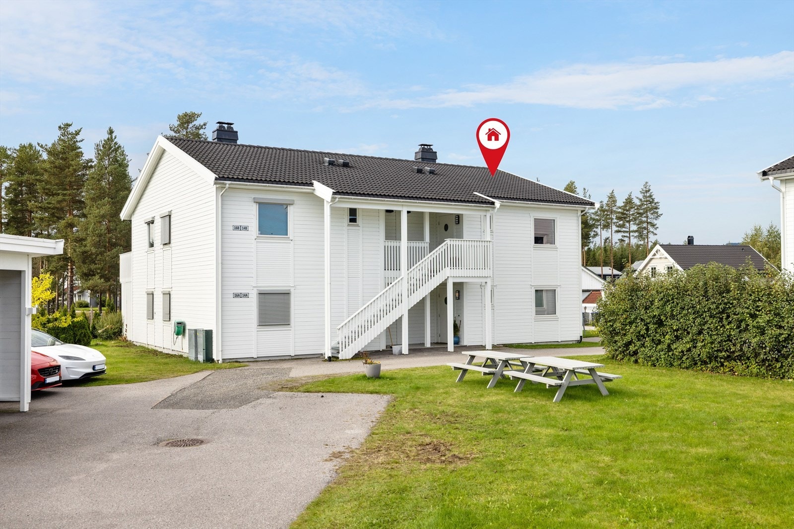 Leiligheten har en fin beliggenhet på enden i byggets 2. etasje, og har en god planløsning med et stort og sosialt oppholdsrom, 2 soverom, bad/vaskerom og bod/teknisk rom. Galleribilde