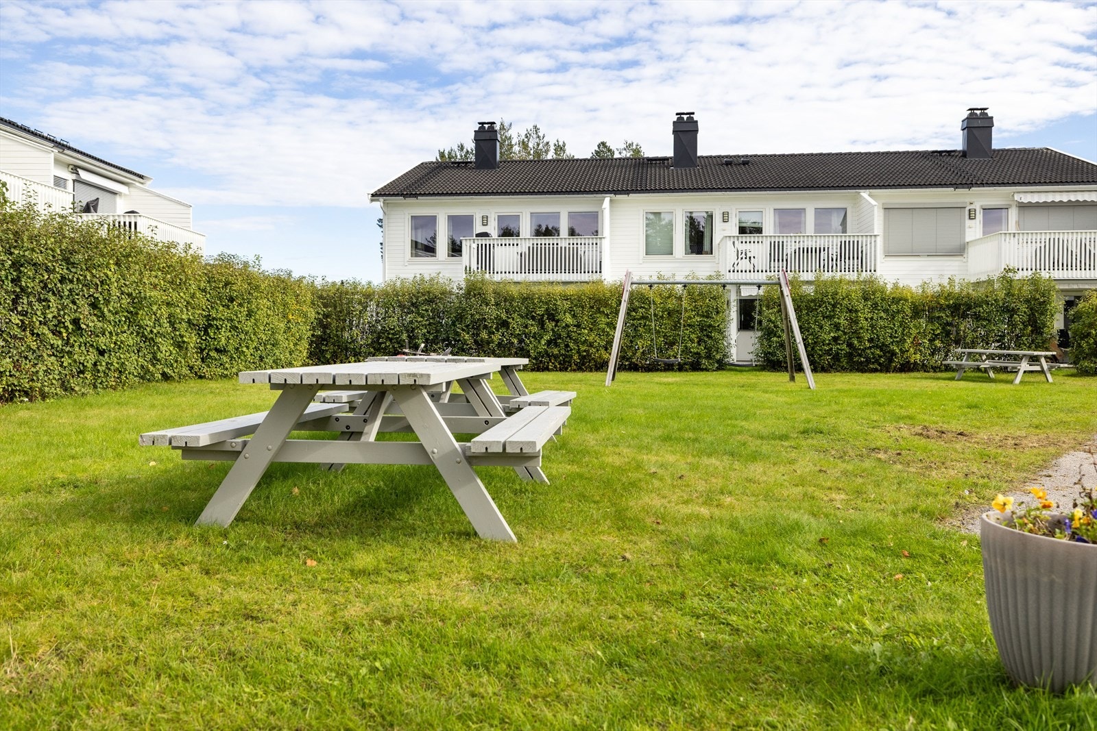 Sameiet har også fine fellesarealer med plen, lekeplass og sittegrupper. Galleribilde