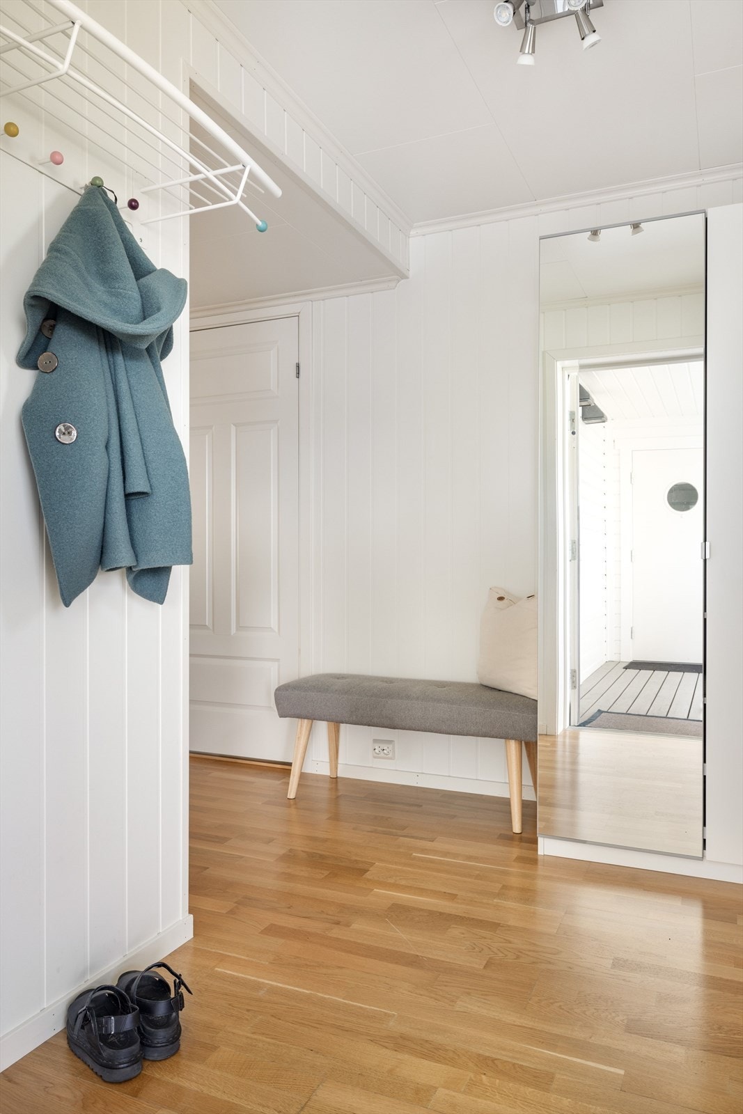 Når du entrer leiligheten, kommer du inn i en lys og praktisk entré med plass til sko og oppheng av yttertøy. Det er også god oppbevaringsplass i medfølgende garderobeskap. Galleribilde