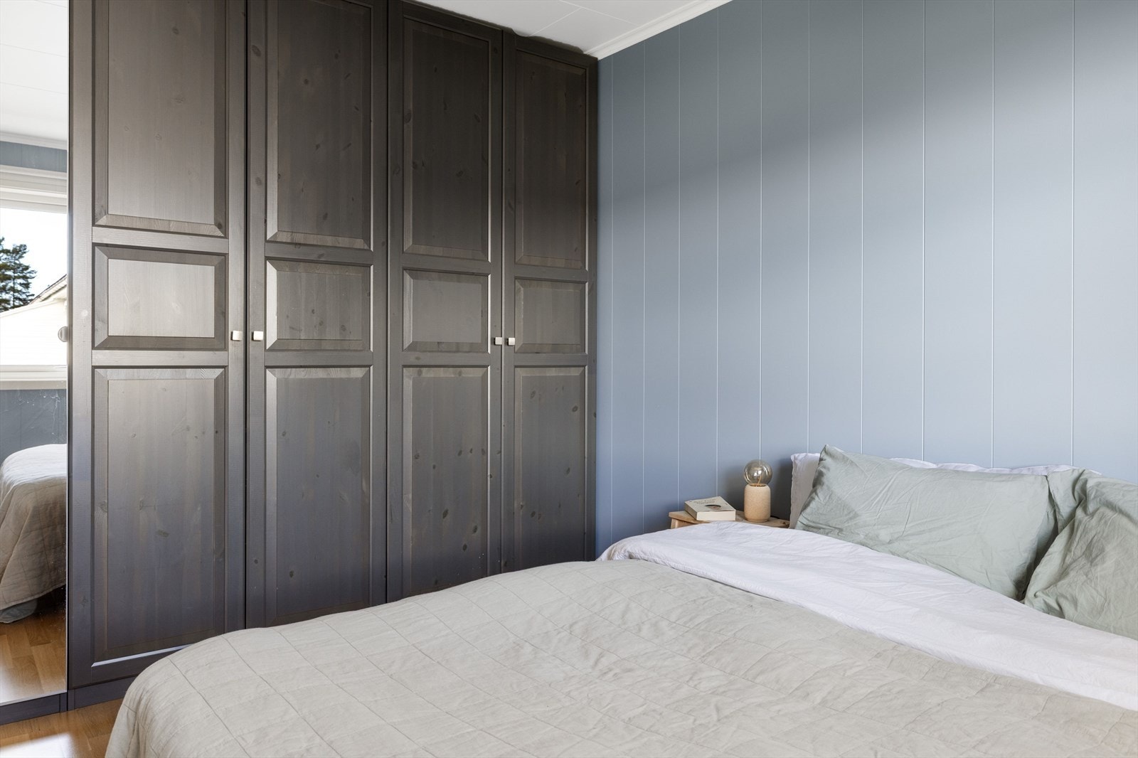 På soverommet er det plass til stor dobbeltseng med tilhørende nattbord, samt god oppbevaringsplass i flere garderobeskap som medfølger i handelen. Galleribilde