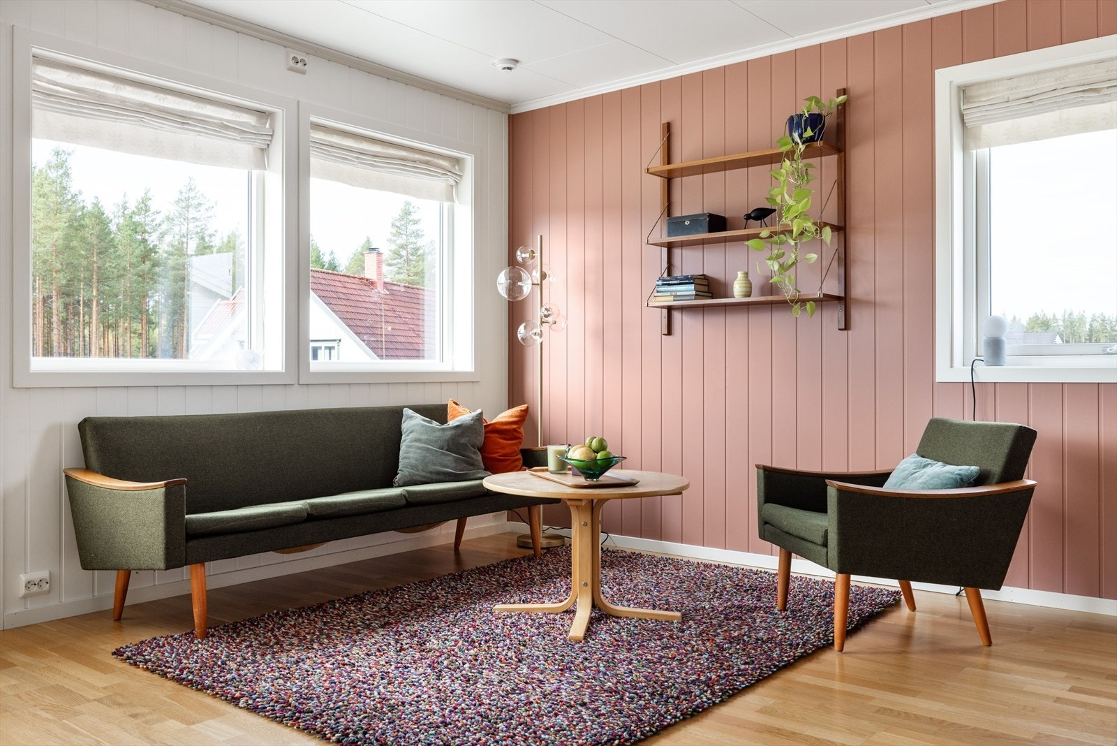 Stuen har flere store vindusflater mot to ulike himmelretninger som sørger for rikelig med naturlig lys. Galleribilde