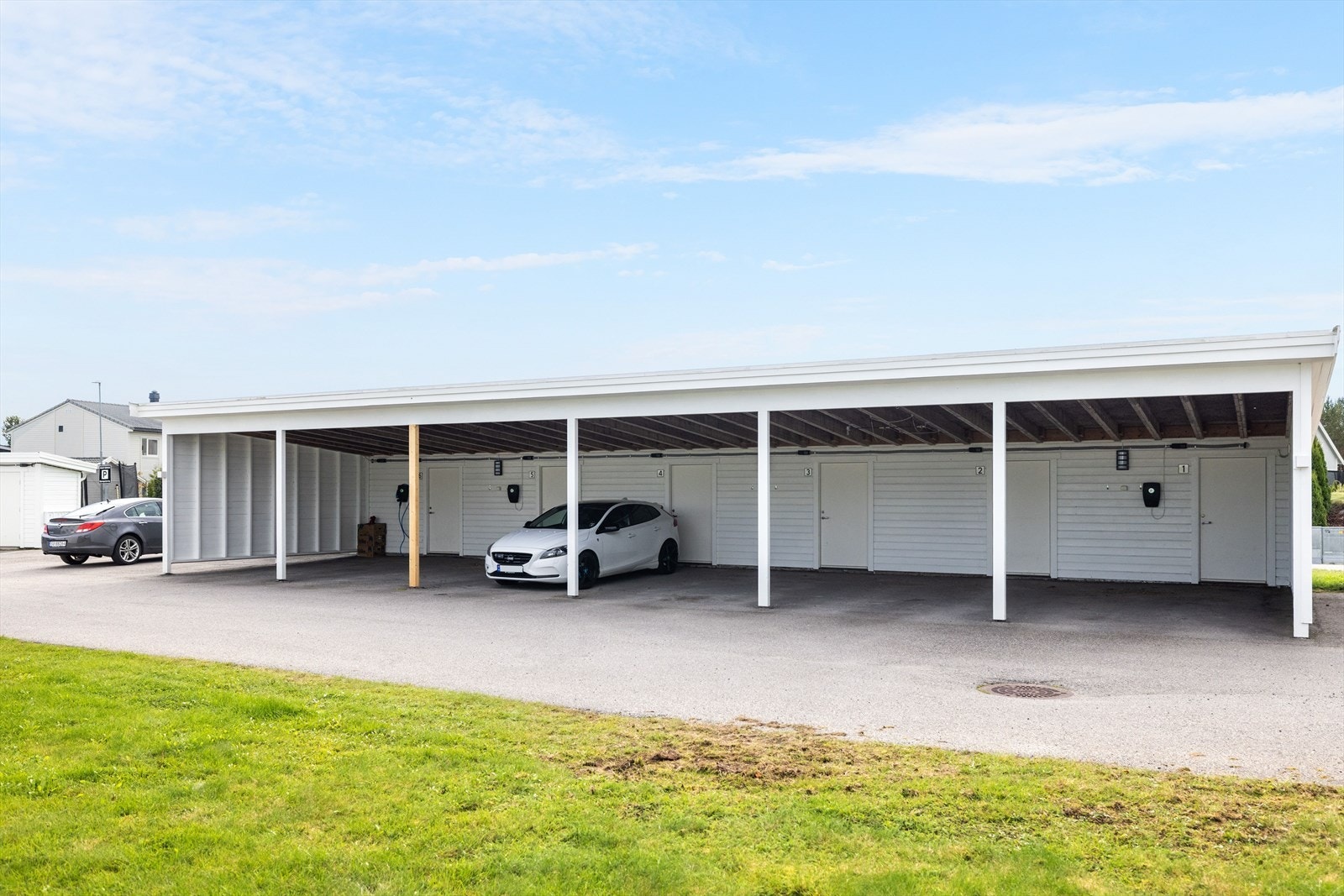 I tillegg disponerer leiligheten en bod på ca. 5m² og en parkeringsplass med elbil-lader i felles carportanlegg. Galleribilde