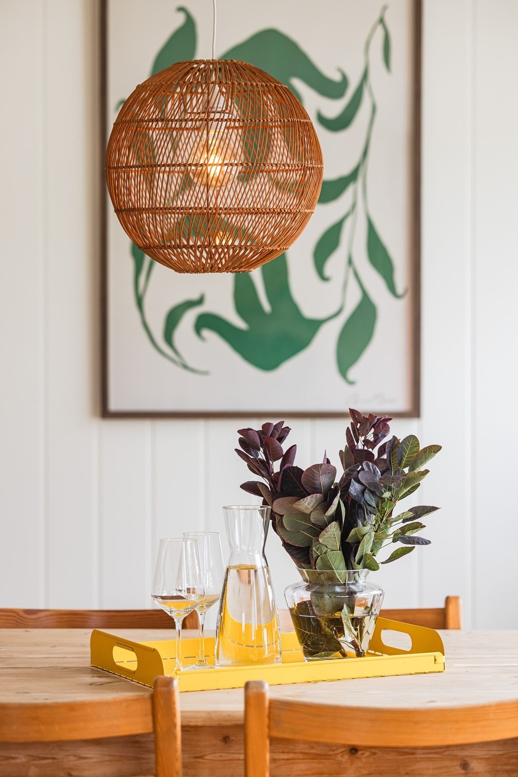 I tilknytning til kjøkkenet er det god plass til et stort spisebord som blir et naturlig samlingspunkt. Galleribilde