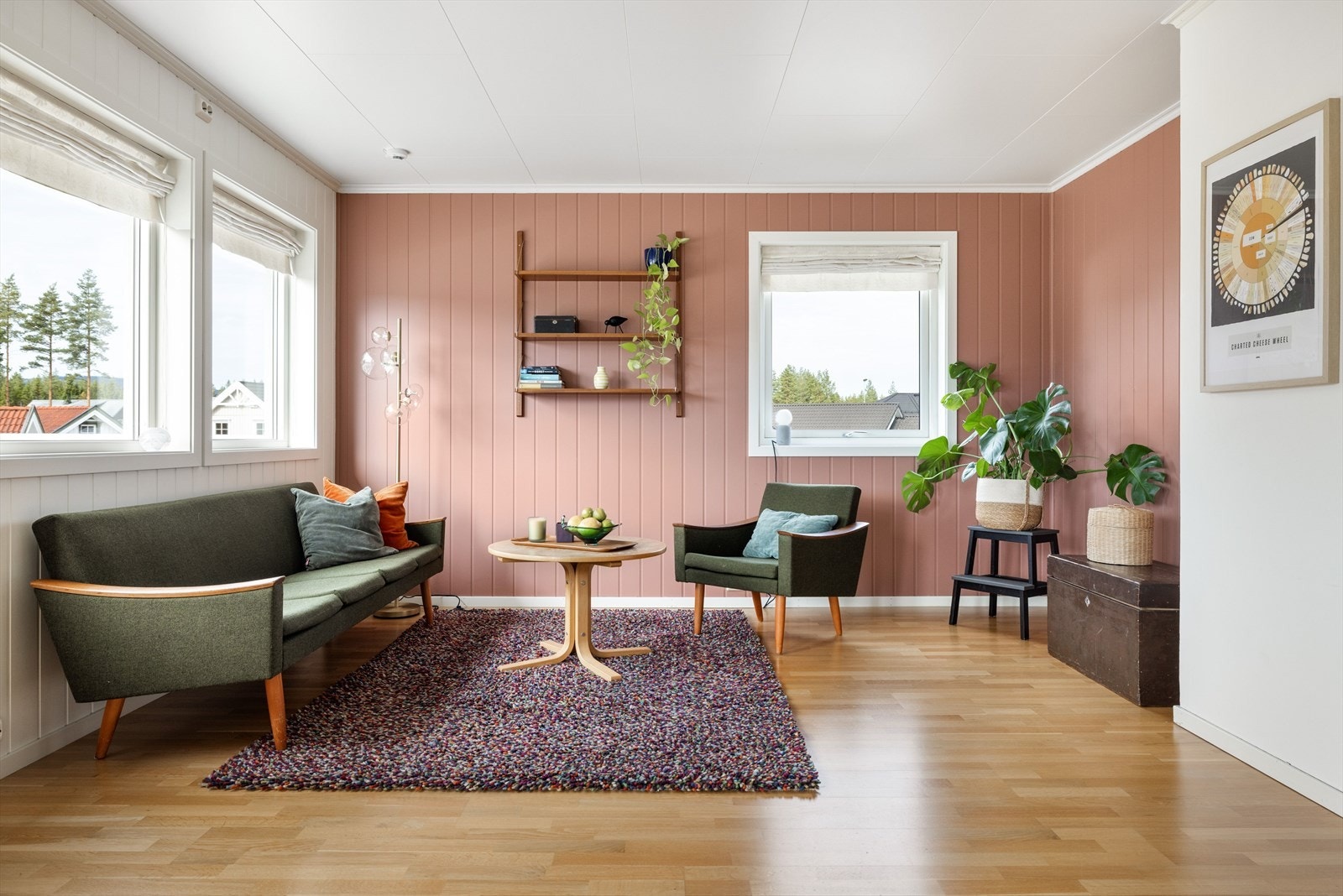 Stuen er romslig med god plass til stor sofagruppe med salongbord og mediemøblement med tv. Grunnpakke TV/bredbånd er inkludert i felleskostnadene. Galleribilde