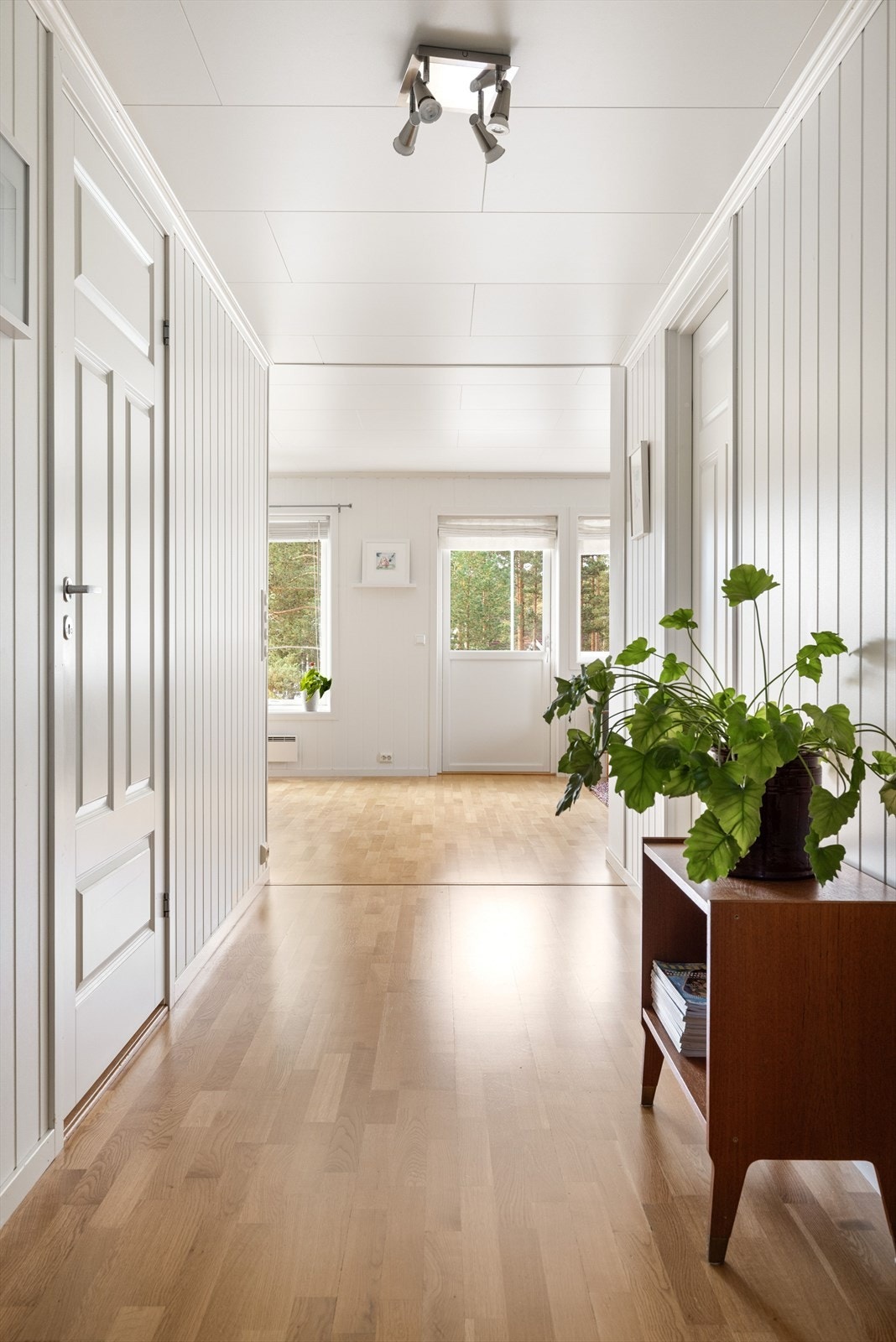 Leiligheten holder en gjennomgående god standard fra 2011 med parkett på gulv, lyse panelplater på veggene og skjult elektrisk anlegg. Galleribilde