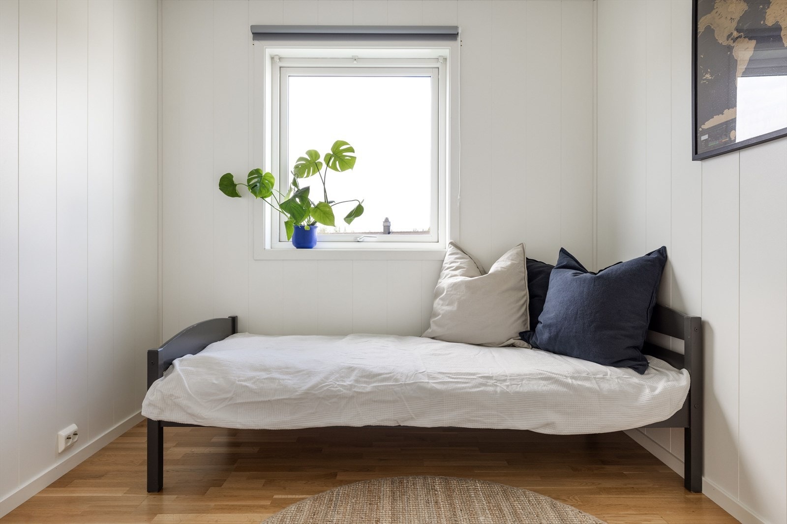 Soverom 2 er et lyst rom som passer perfekt som barnerom, gjesterom eller kontor. Galleribilde