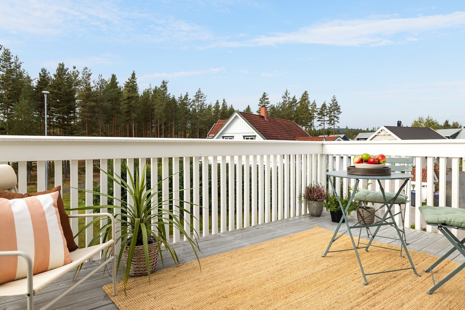 Fra stuen har du utgang til en solrik sydvestvendt balkong på ca. 10m² som er perfekt på varme sommerdager. Beliggenheten mot sydvest sørger for svært gode solforhold! Galleribilde