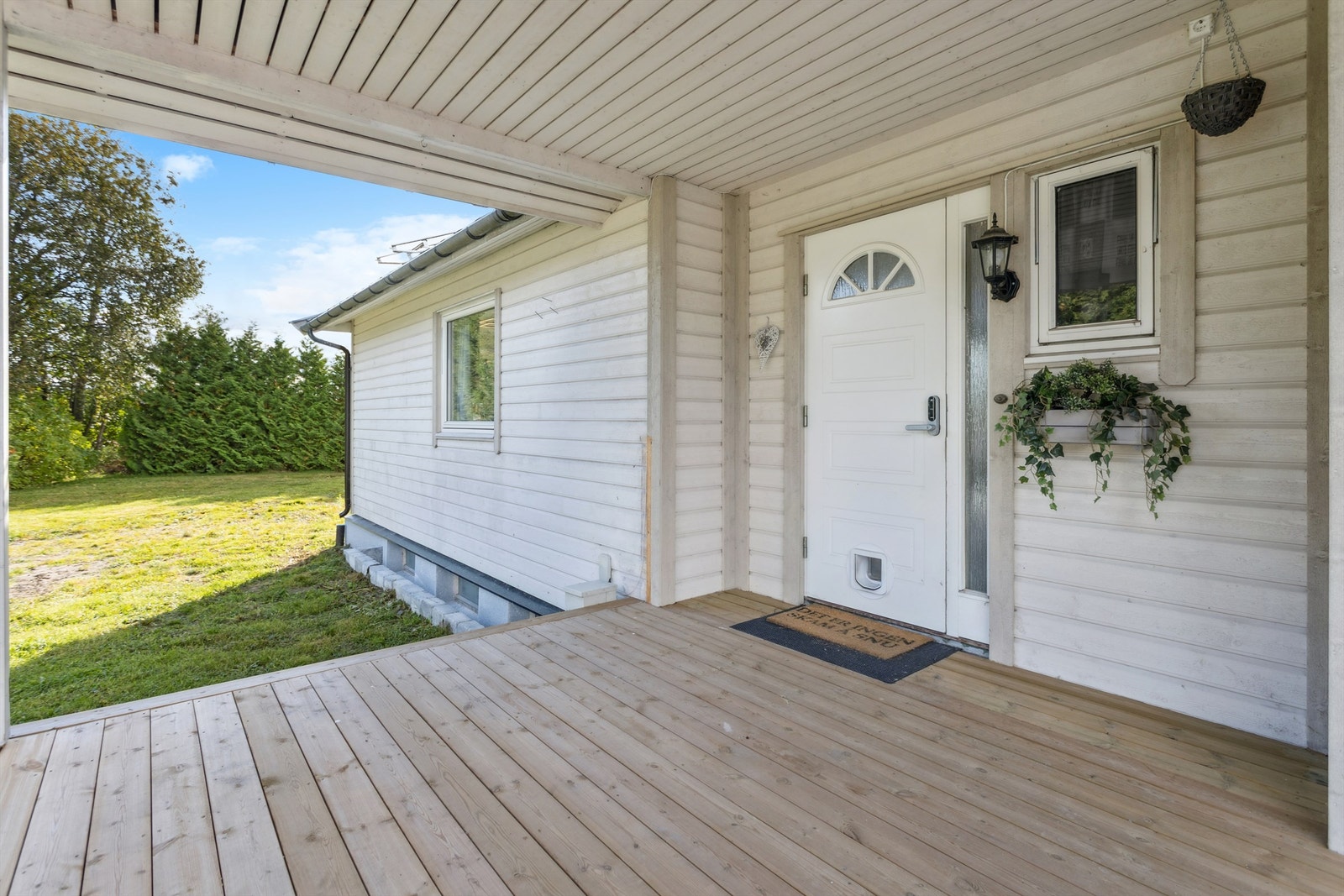 Ved inngangspartiet er det en overbygget veranda, også denne nybygd i 2025. Galleribilde