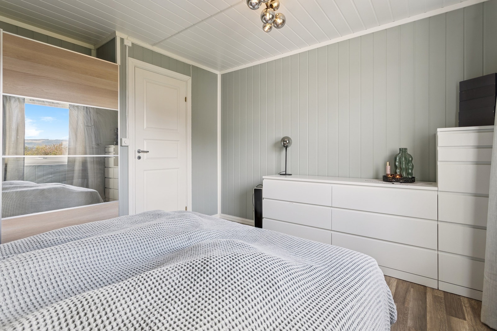 Det er etablert en skyvedørsgarderobe i rommet. Galleribilde