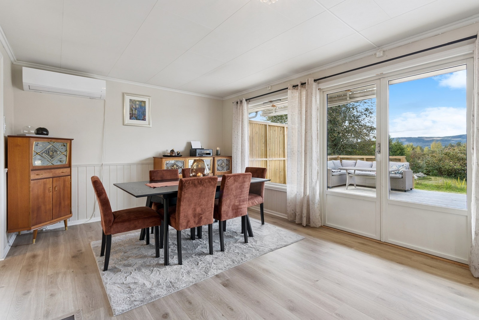 Fra spisestuen er det direkte utgang til den nye, romslige hovedverandaen via en to-fløyet dør. Galleribilde