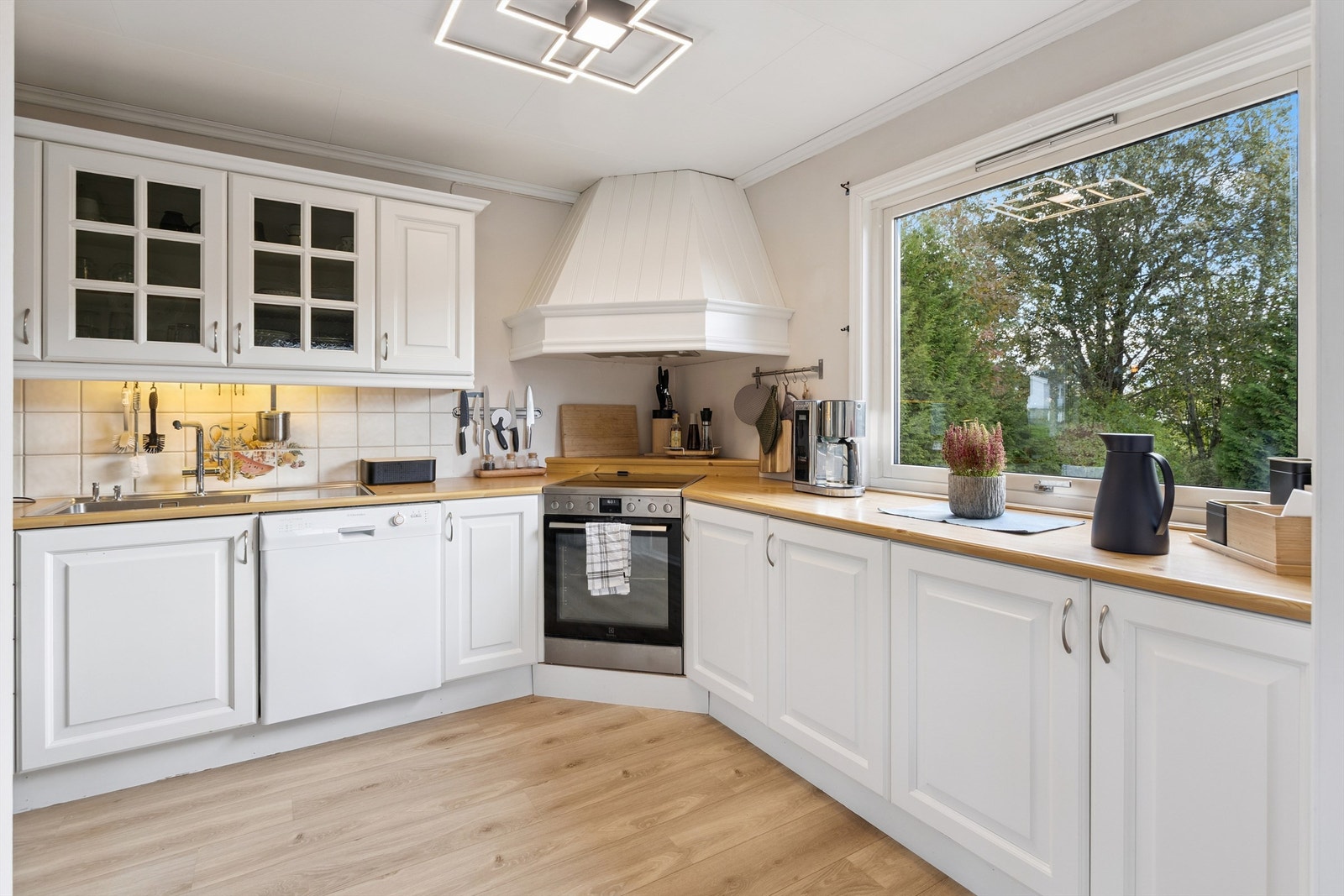 Her er det godt med benkeplass og en kjøkkenventilator med avtrekk direkte ut gjennom veggen. Galleribilde