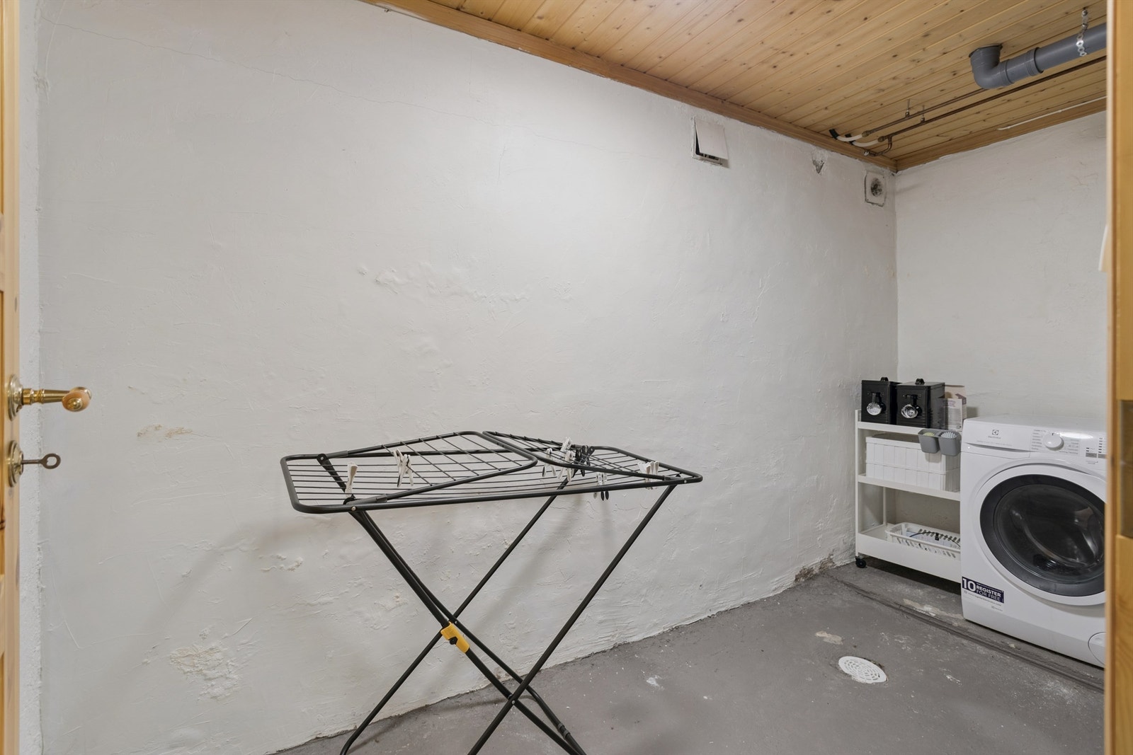 Et eget teknisk rom/vaskerom i kjelleren med opplegg for vaskemaskin og en 200-liters varmtvannsbereder. Galleribilde