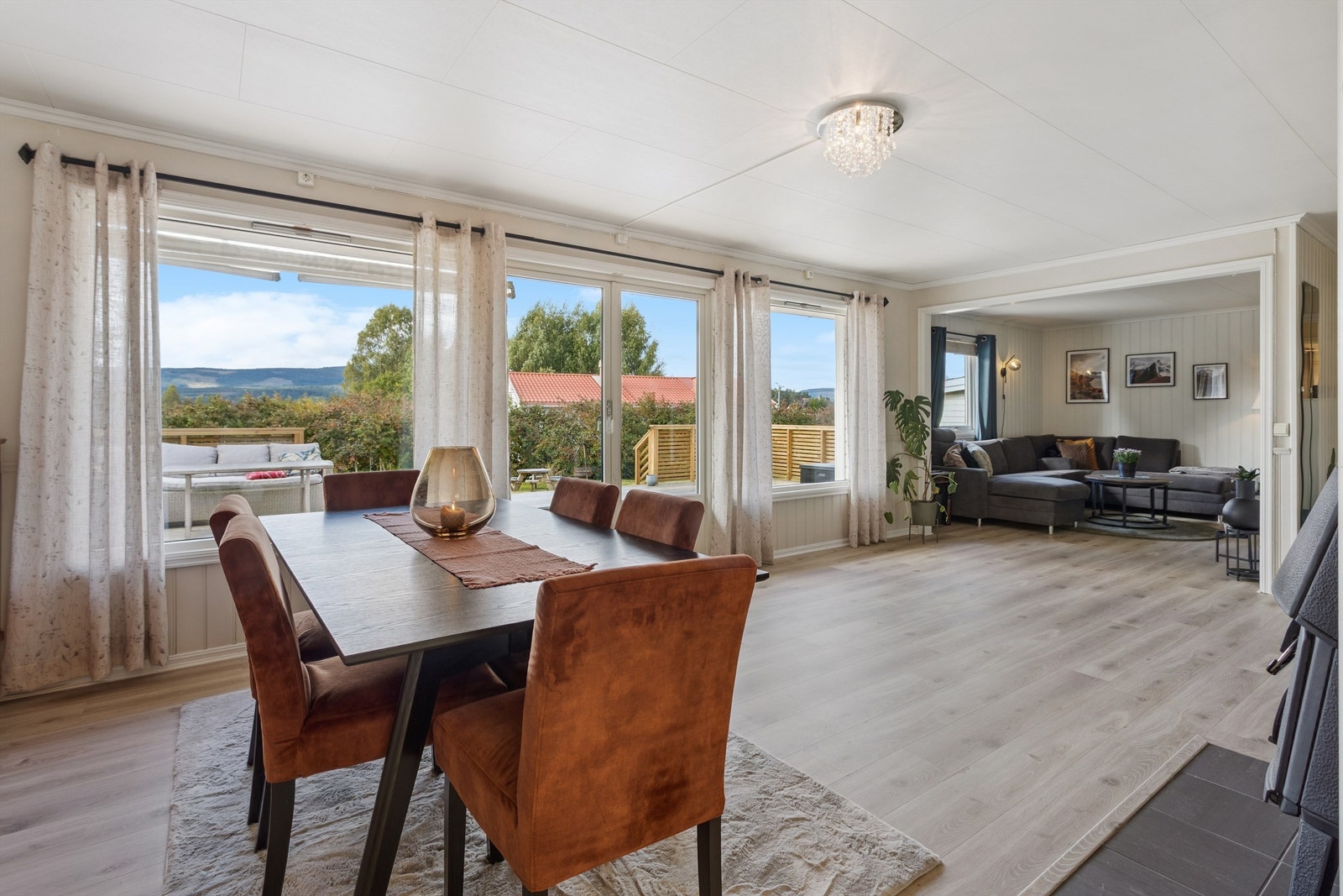 Spisestuen har god plass til langbord og er et naturlig samlingspunkt mellom stue og kjøkken. Galleribilde