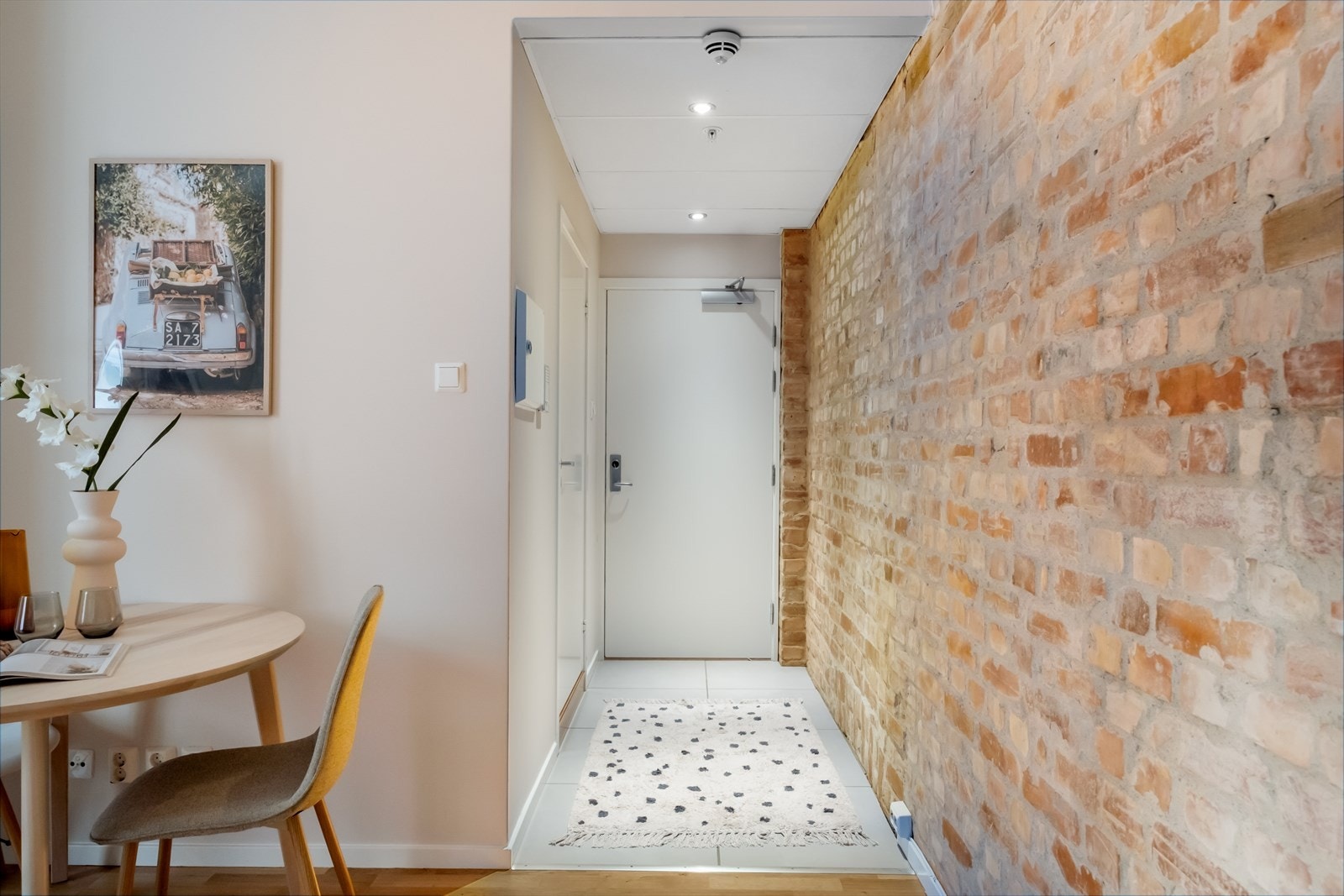 Velkommen inn! En lys og innbyende entré som gir et godt førsteinntrykk av leiligheten. God plass til sko og yttertøy. Galleribilde