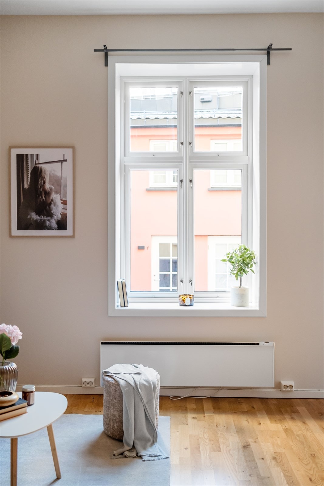 Store vindusflater som gir rikelig med luft og lys. Galleribilde