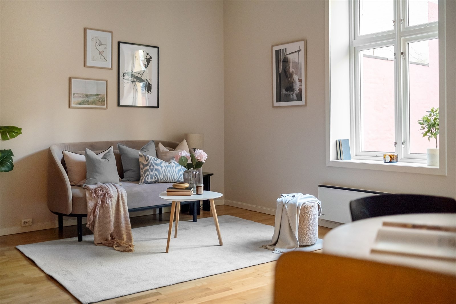 Lave felleskostnader på kr. 1.690,- pr. måned som inkluderer blant annet internett. Galleribilde