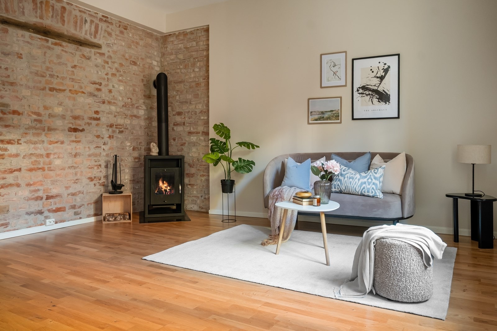 I stuen er det plass til sofa og eventuelt seng med tilhørende møblement, spisebord og garderobeløsning. Galleribilde