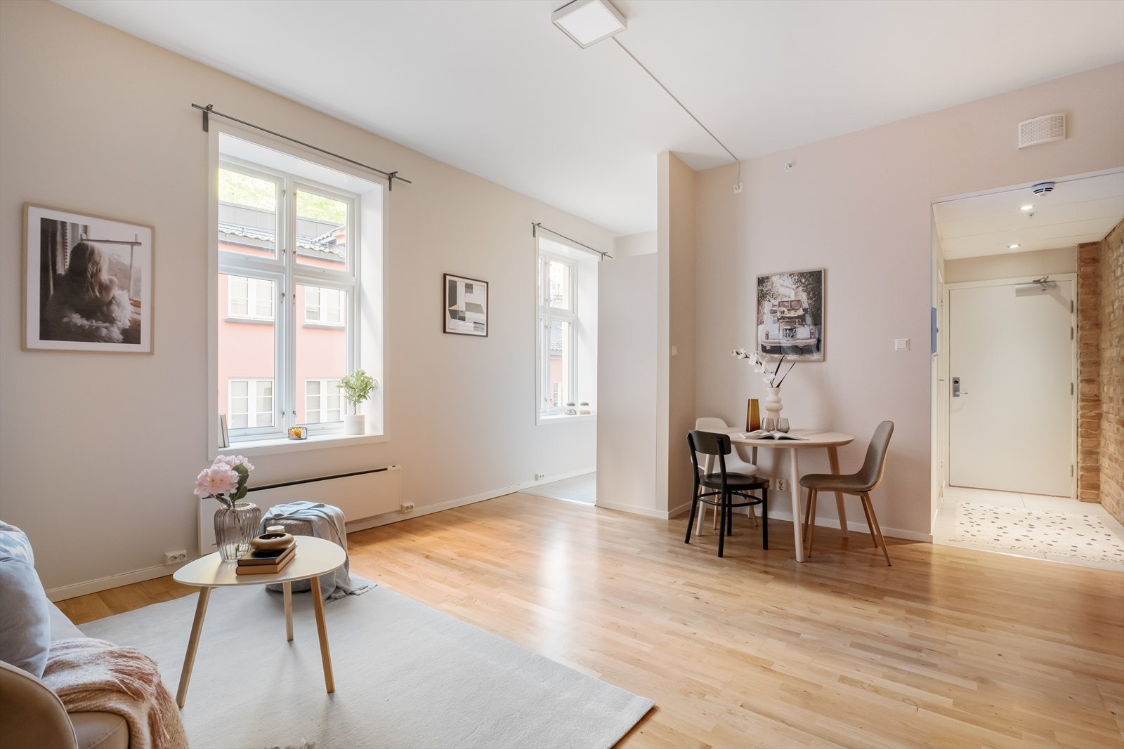 Lys og hyggelig stue med generøs takhøyde og store vindusflater. Galleribilde