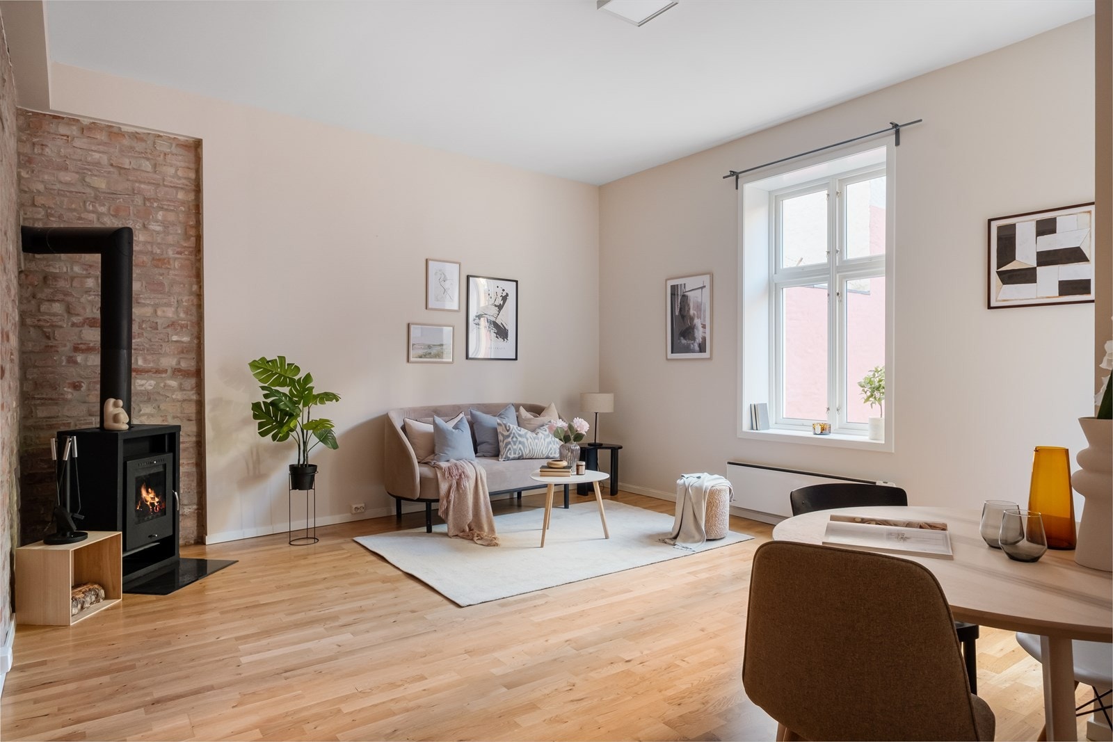 Nordvik v/Moestue har gleden av å presentere en lys og klassisk 1-roms andelsleilighet med en sentral og attraktiv beliggenhet på Kiellands Plass, midt mellom St. Hanshaugen og Grünerløkka. Husk visningspåmelding! Galleribilde