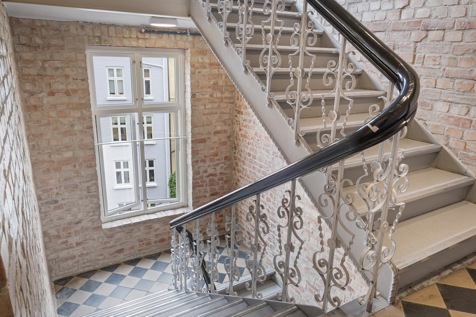 Stilig trappeoppgang med originale teglsteinsvegger. Galleribilde