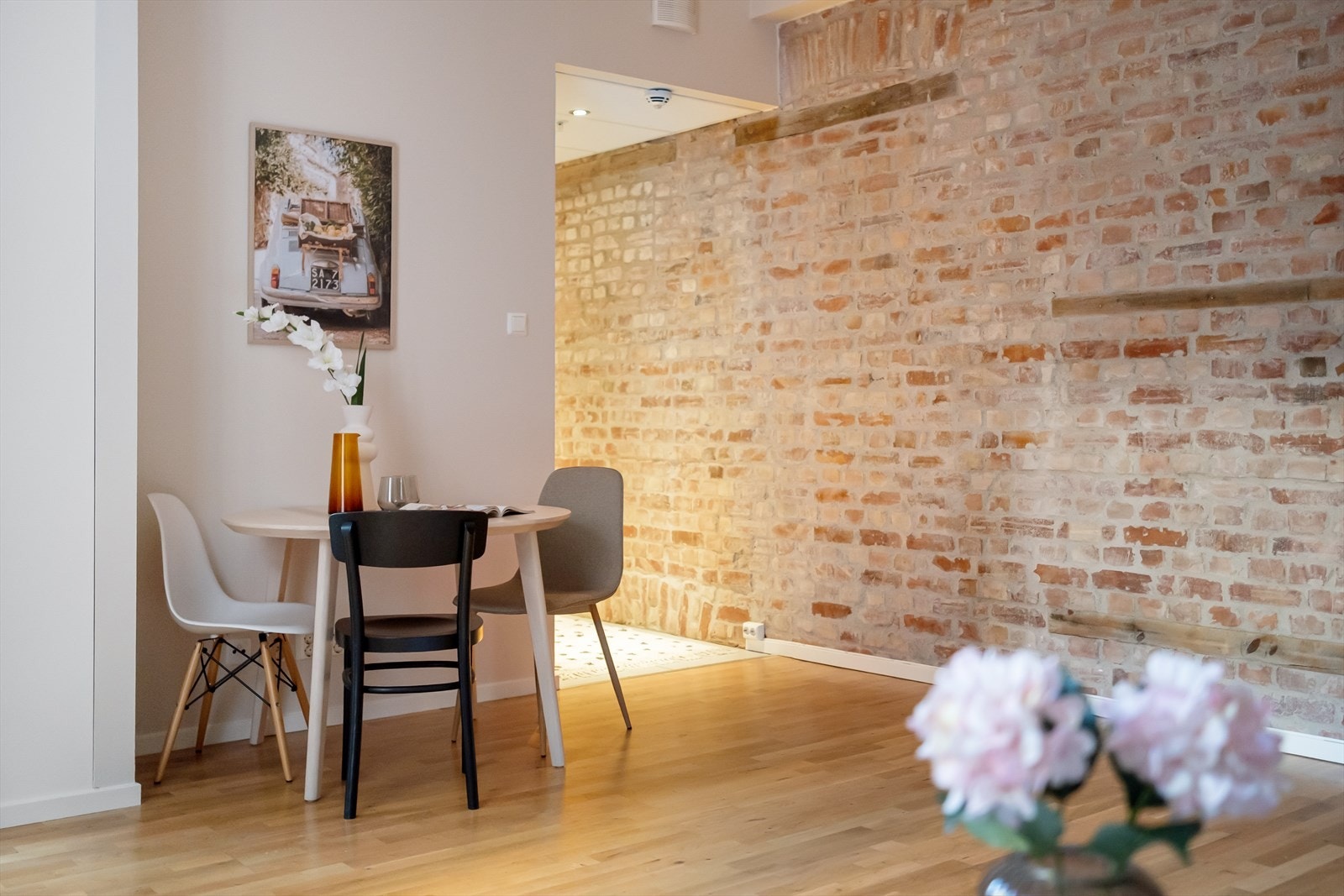 Leiligheten og bygården gjennomgikk omfattende renovering for ca 10 år siden, og holder således god standard! Galleribilde