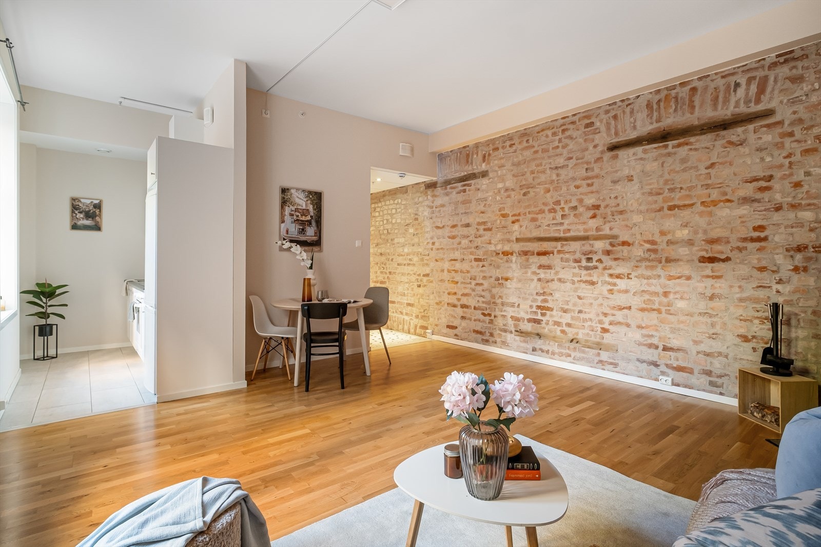 Lekker, original teglsteinsvegg pryder store deler av leiligheten. Galleribilde