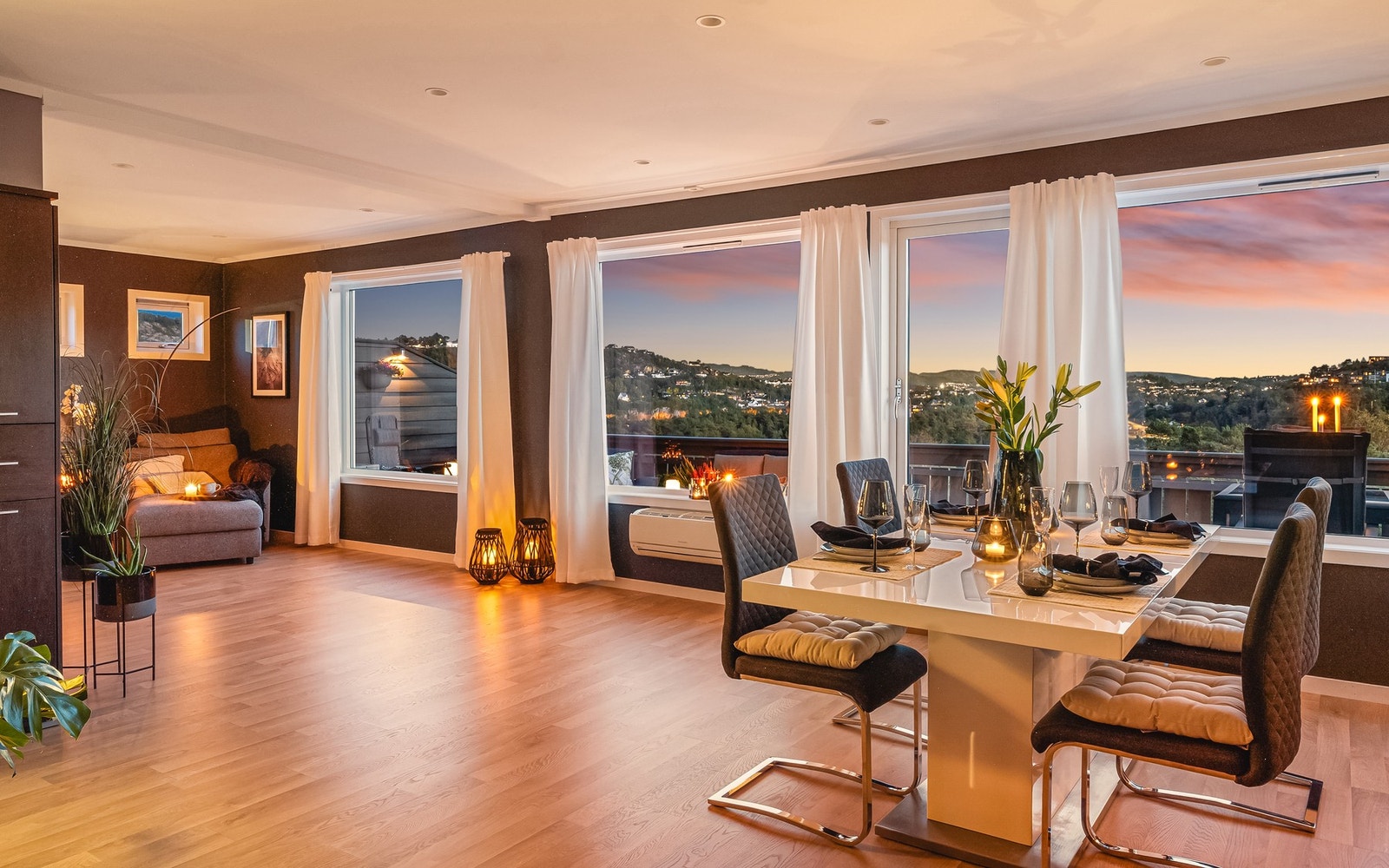Familieboligen er stor, innholdsrik og har moderne kvaliteter Galleribilde