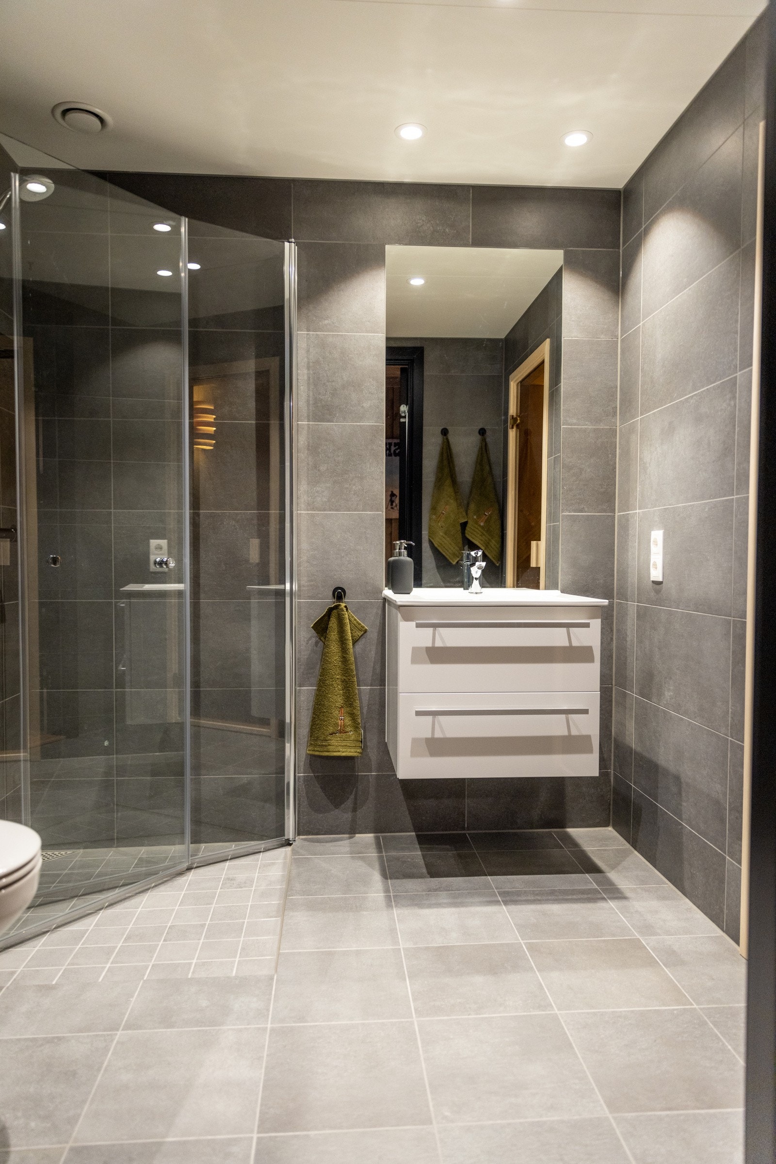 Leiligheten har to delikate baderom, begge helfliset med gulvvarme. Galleribilde