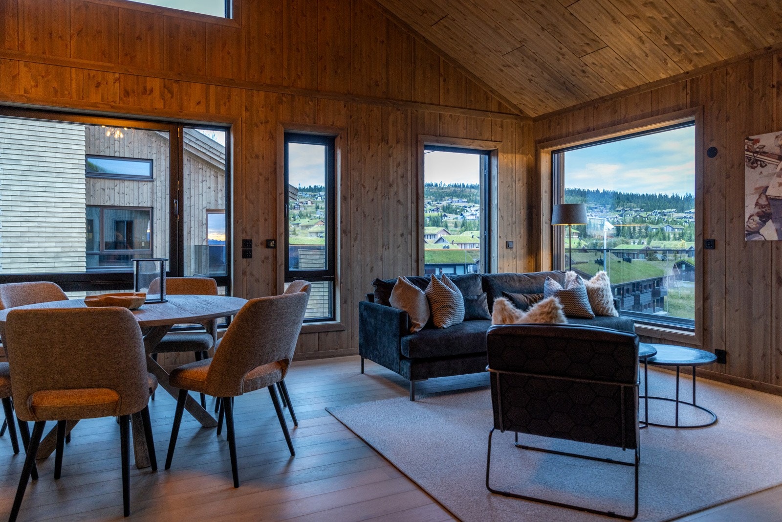 Fra stuen er det utgang til en stor balkong på over 15 m². Galleribilde