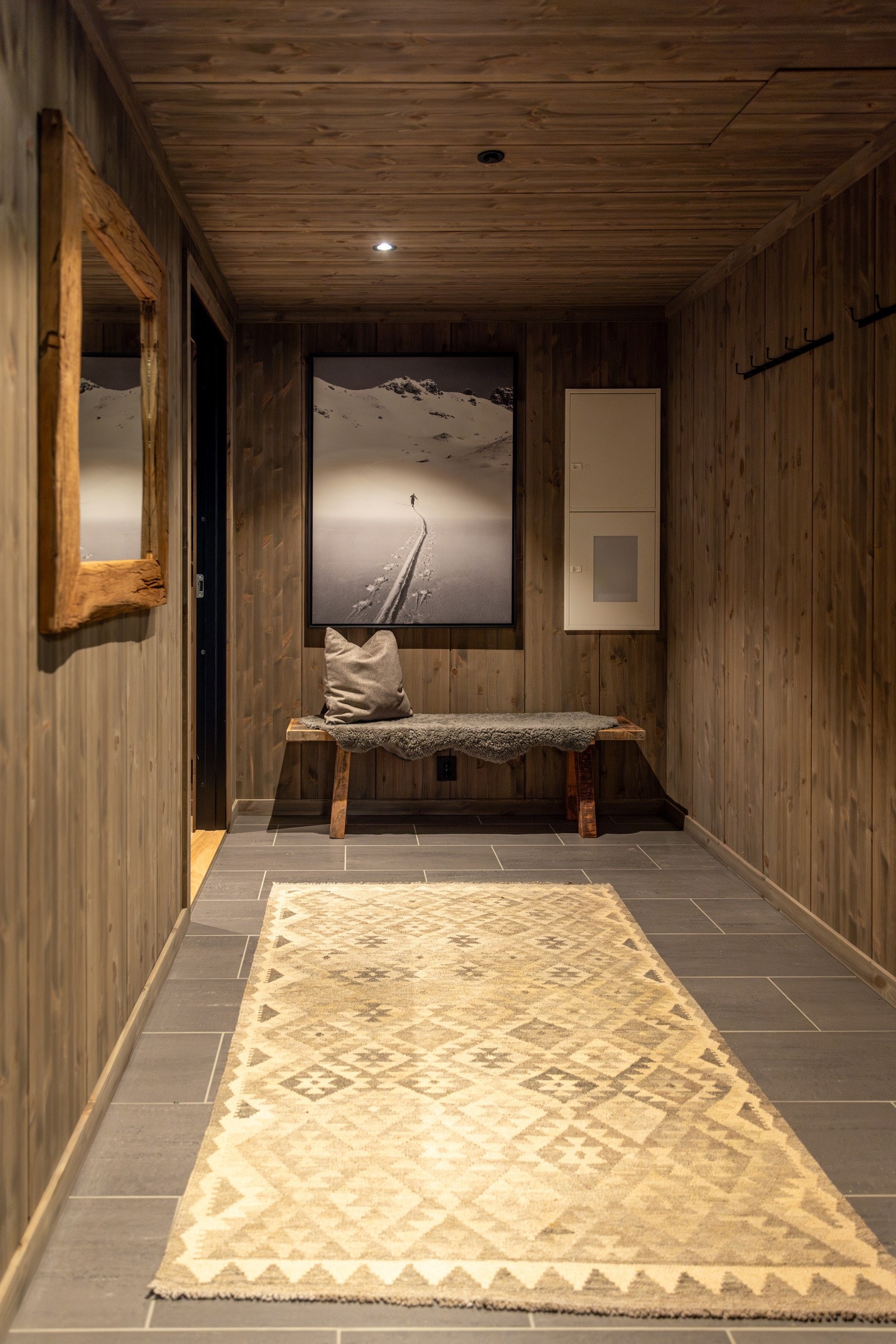 Romslig entré med god belysning som skaper en hyggelig velkomst Galleribilde