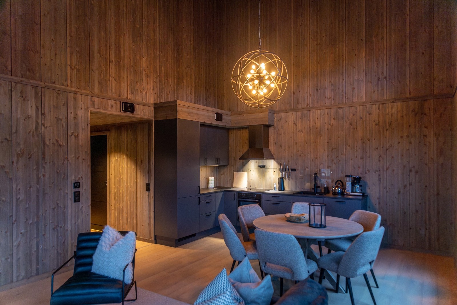 Kjøkkenet fra Norema har en tidløs og elegant utførelse med glatte, malte fronter og laminat benkeplate. Galleribilde