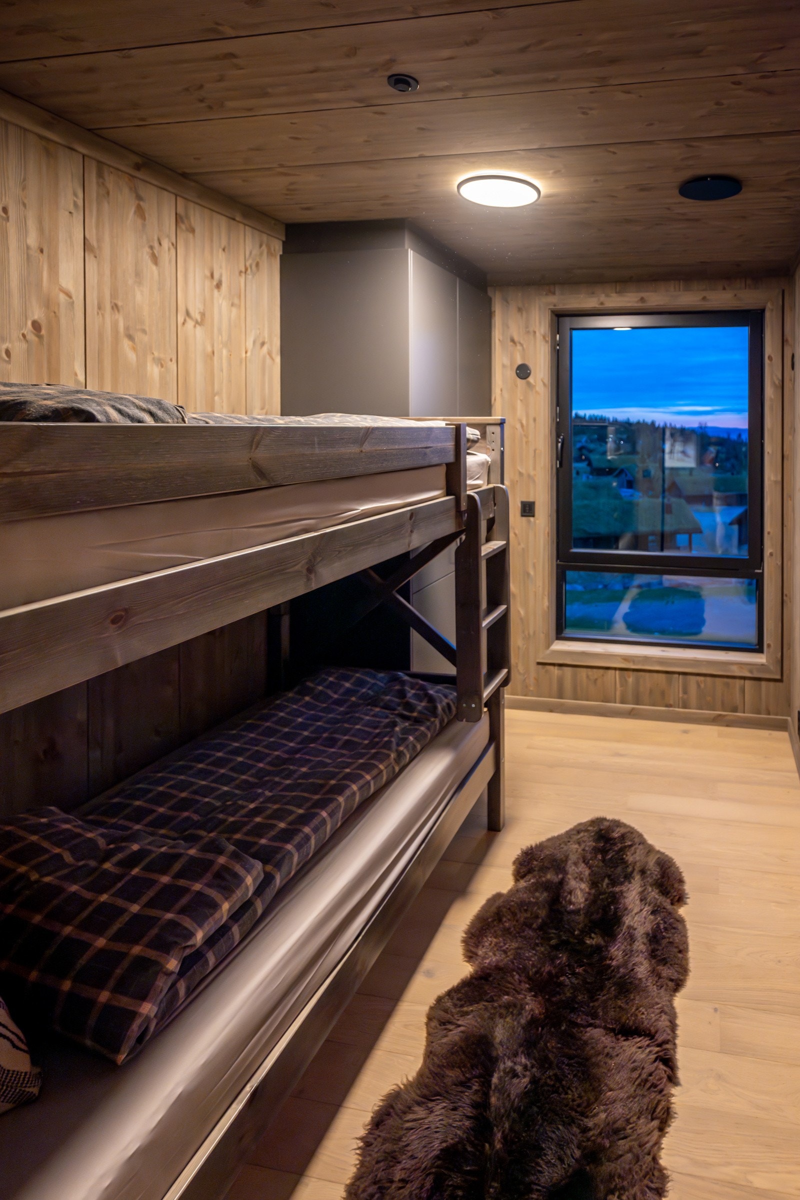 Videre til to identiske barne/gjesterom. Galleribilde