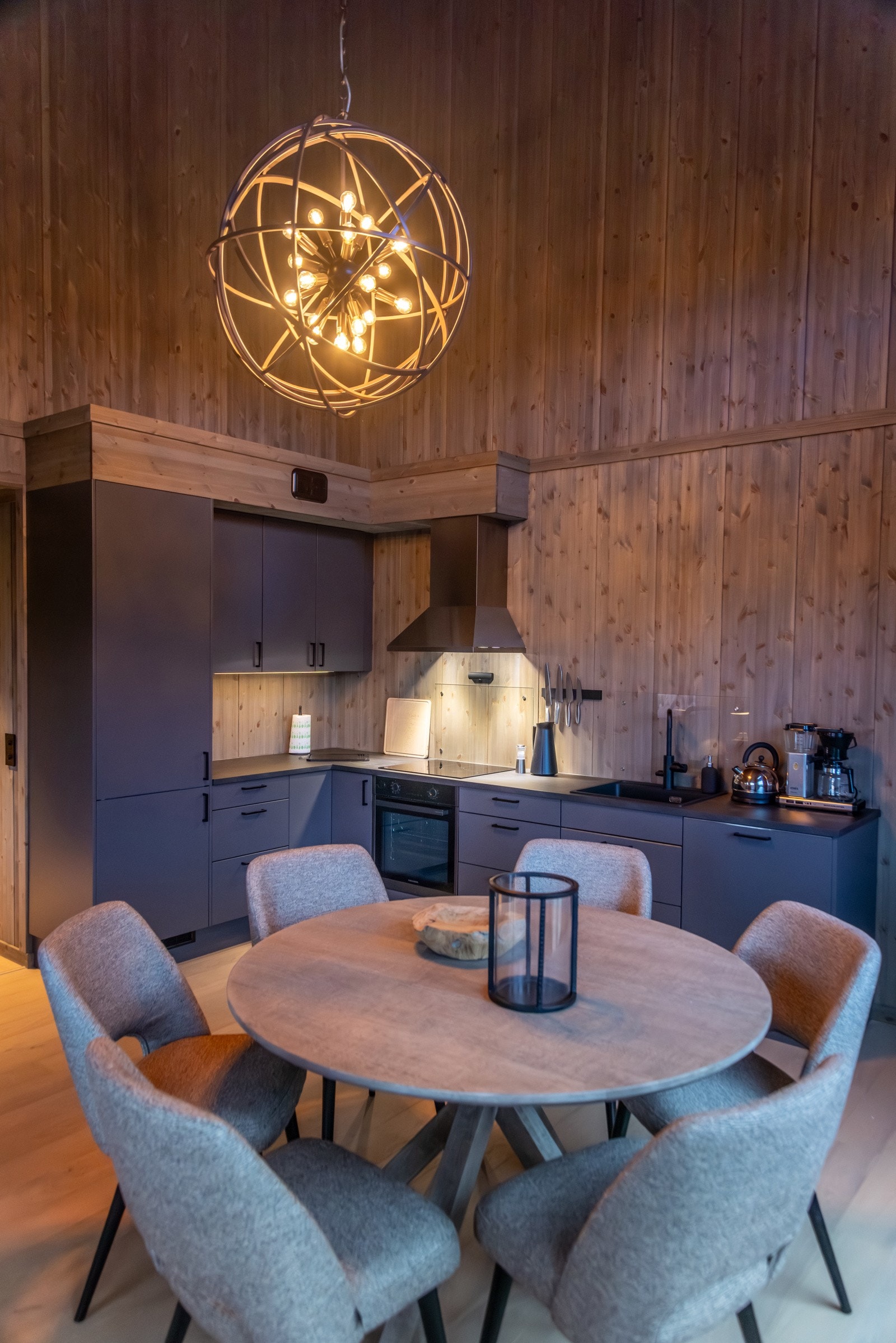 Kjøkkenet er praktisk plassert i tilknytning til spisestuen, slik at du kan nyte god mat i sosialt lag med familie og venner. Galleribilde