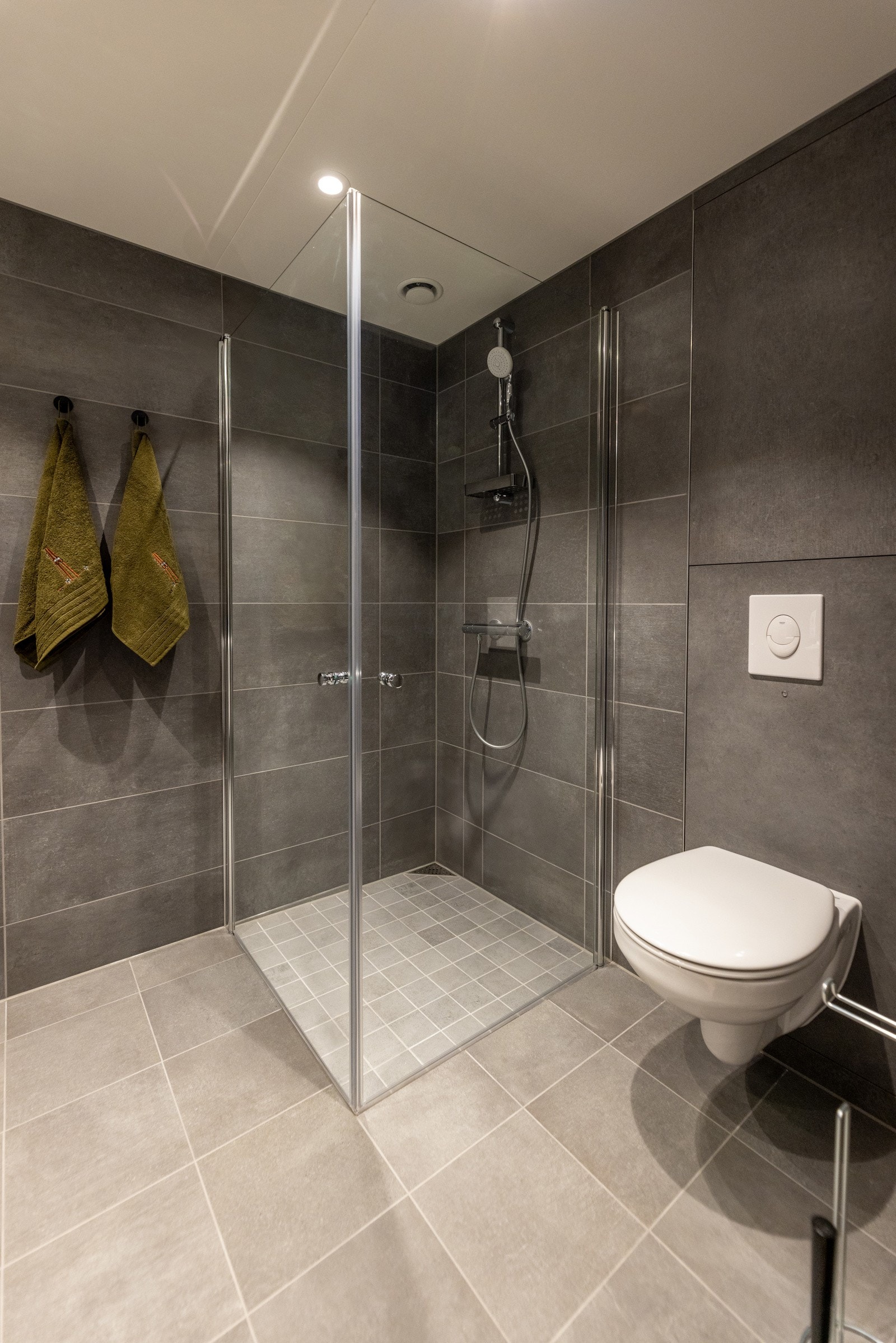 Praktisk hjørnedusje på badet Galleribilde