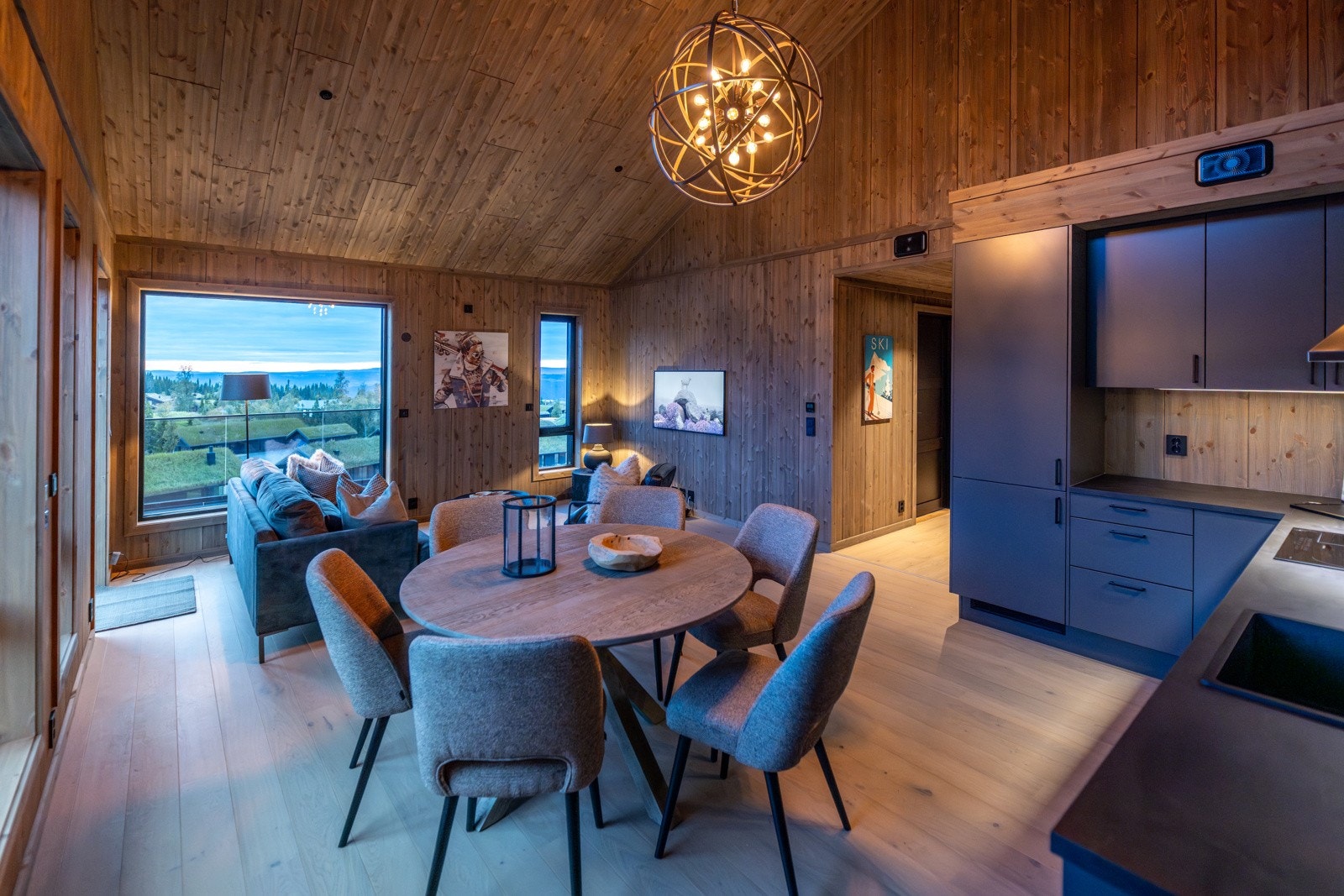 Fra stuen er det fri utsikt mot omgivelsene. Galleribilde