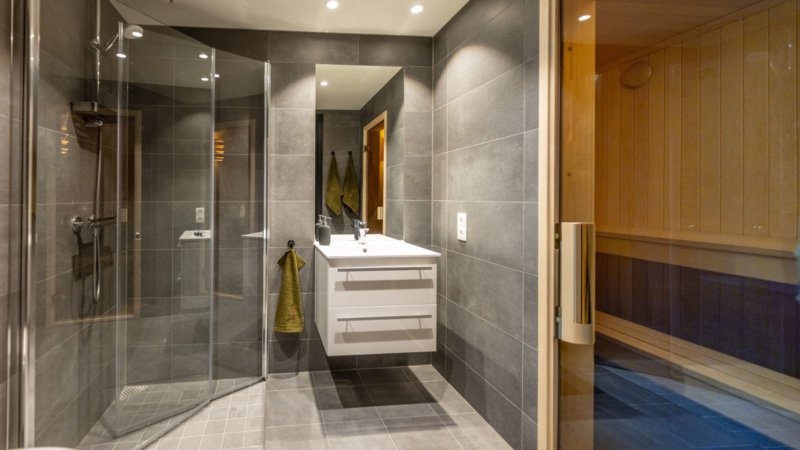 Herfra har du også adkomst til egen badstue med klassisk panel, glassdør og elektrisk ovn. Galleribilde