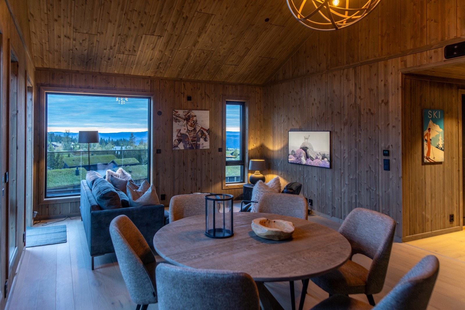 Stuen ligger i åpen løsning med kjøkken og spisestue, og imponerer med ekstra takhøyde og store vindusflater som slipper inn rikelig med naturlig lys. Galleribilde