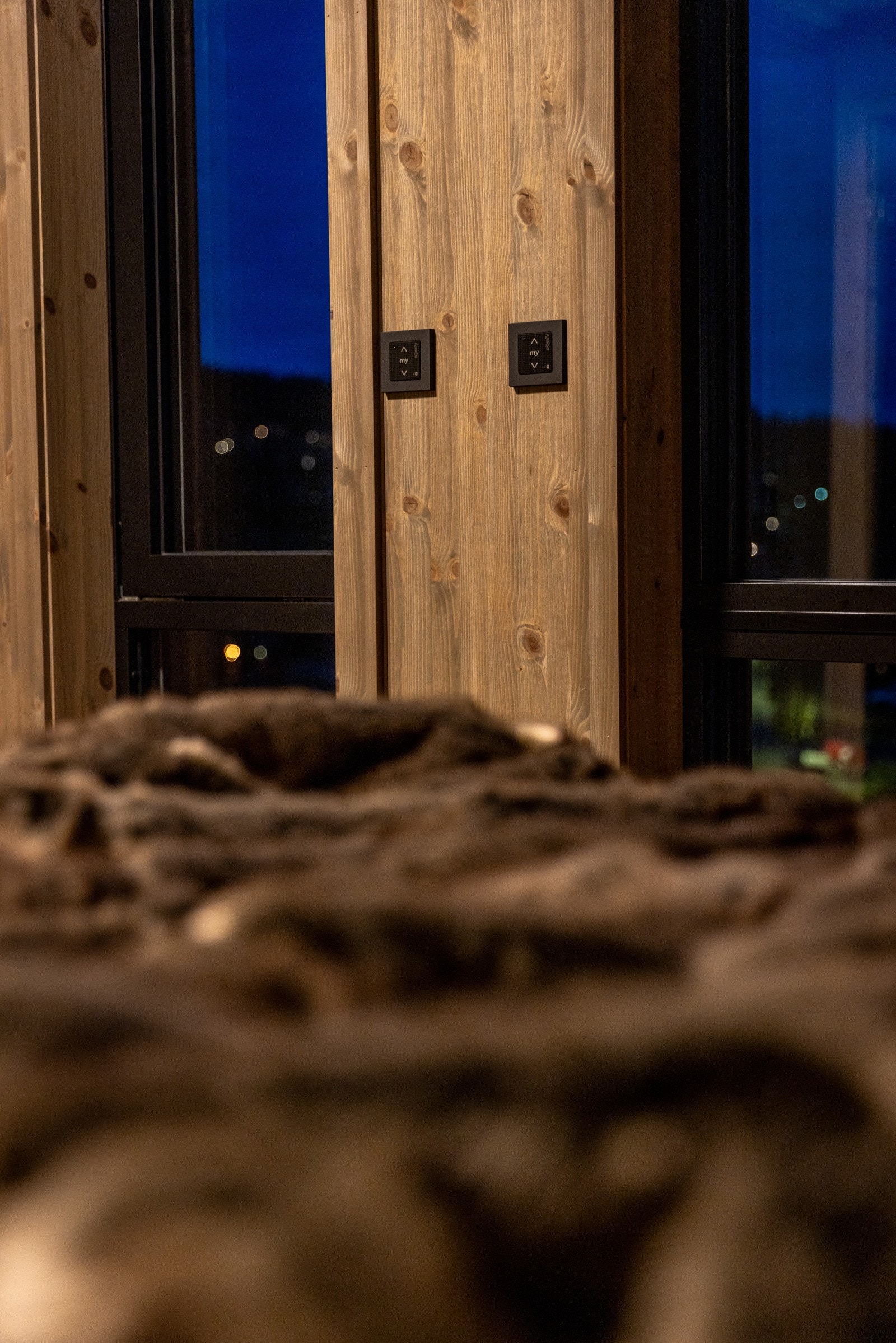 Utvendig elektrisk screening på vinduer. Galleribilde