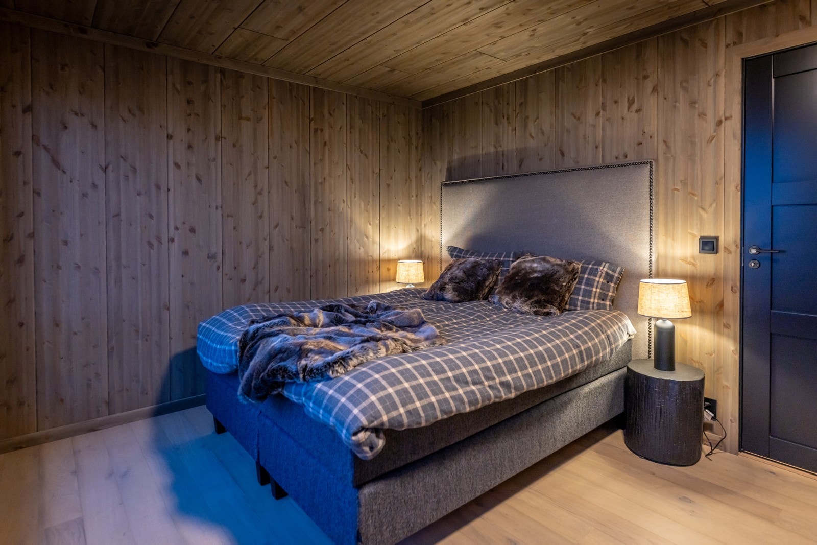 Hovedsoverommet er innredet med dobbeltseng og har garderobeskap med god oppbevaringsplass. Galleribilde