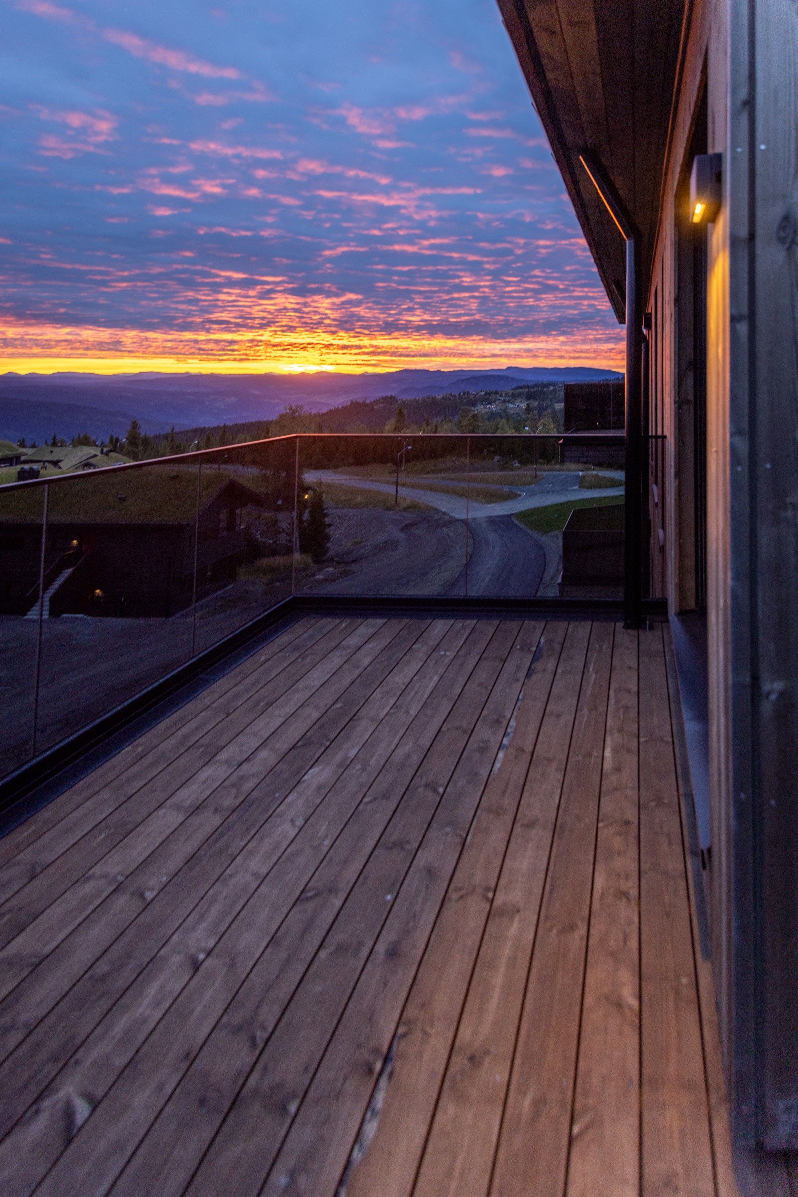 Glassrekkverk og fantastisk utsikt mot Gudbrandsdalen og fjellheimen. Galleribilde